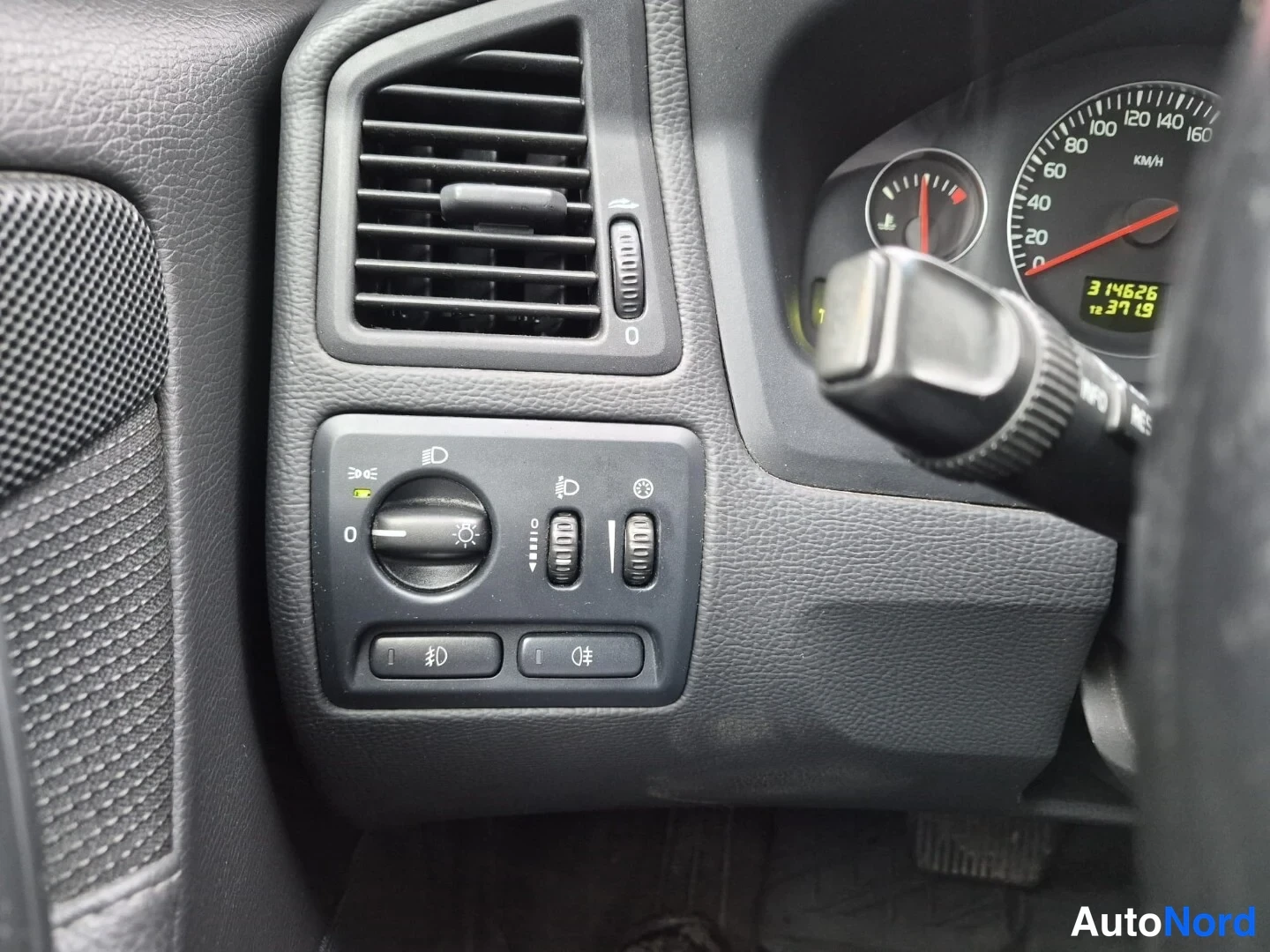 Musta Volvo V70 2006, yksityiskohta, kuva 25