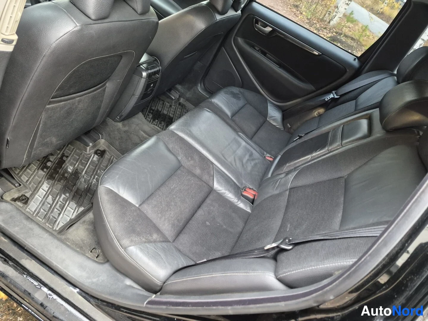 Musta Volvo V70 2006, takaistuimet, kuva 15