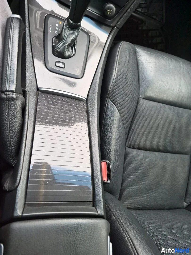 Musta Volvo V70 2006, yksityiskohta, kuva 29