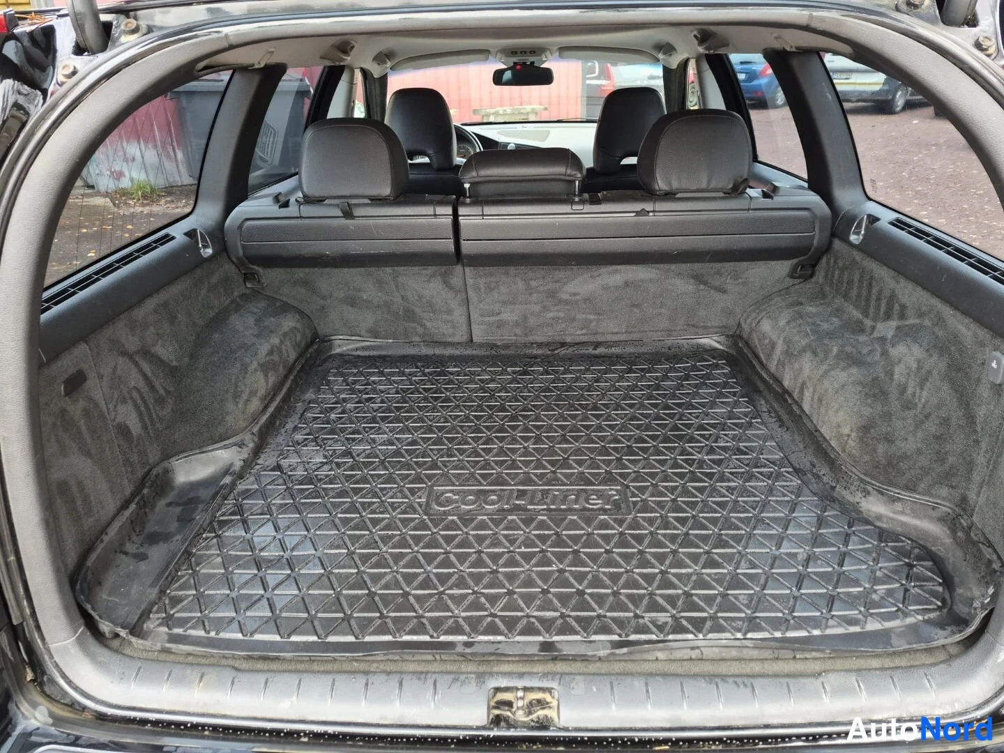 Musta Volvo V70 2006, tavaratila, kuva 16