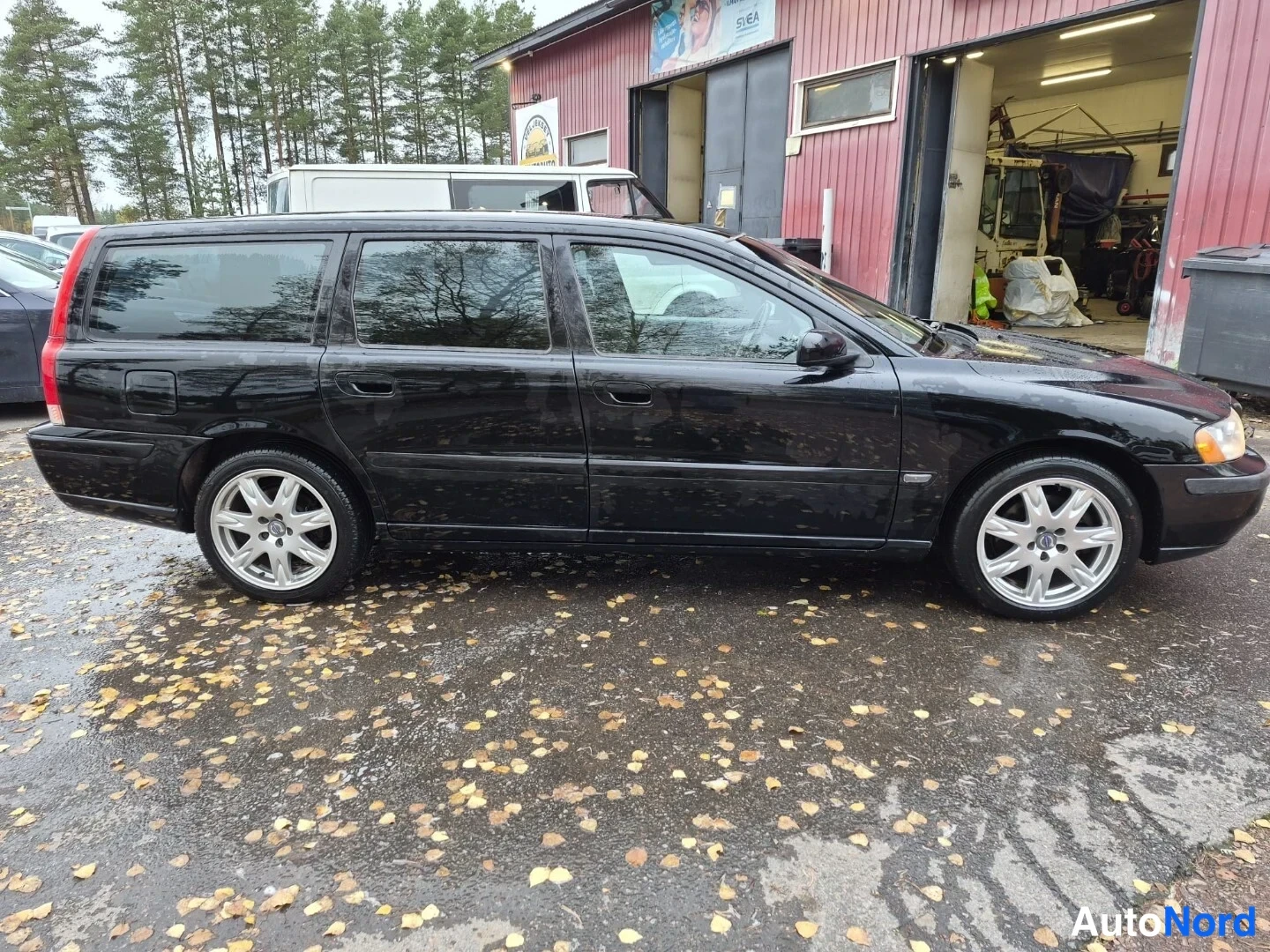 Musta Volvo V70 2006, sivulta, kuva 4