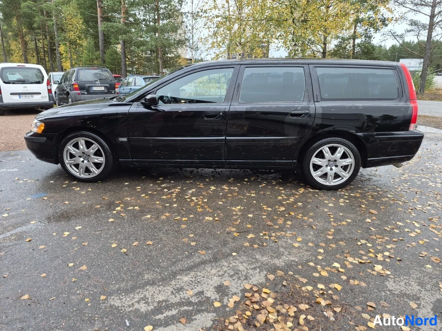Musta Volvo V70 2006, sivulta, kuva 5