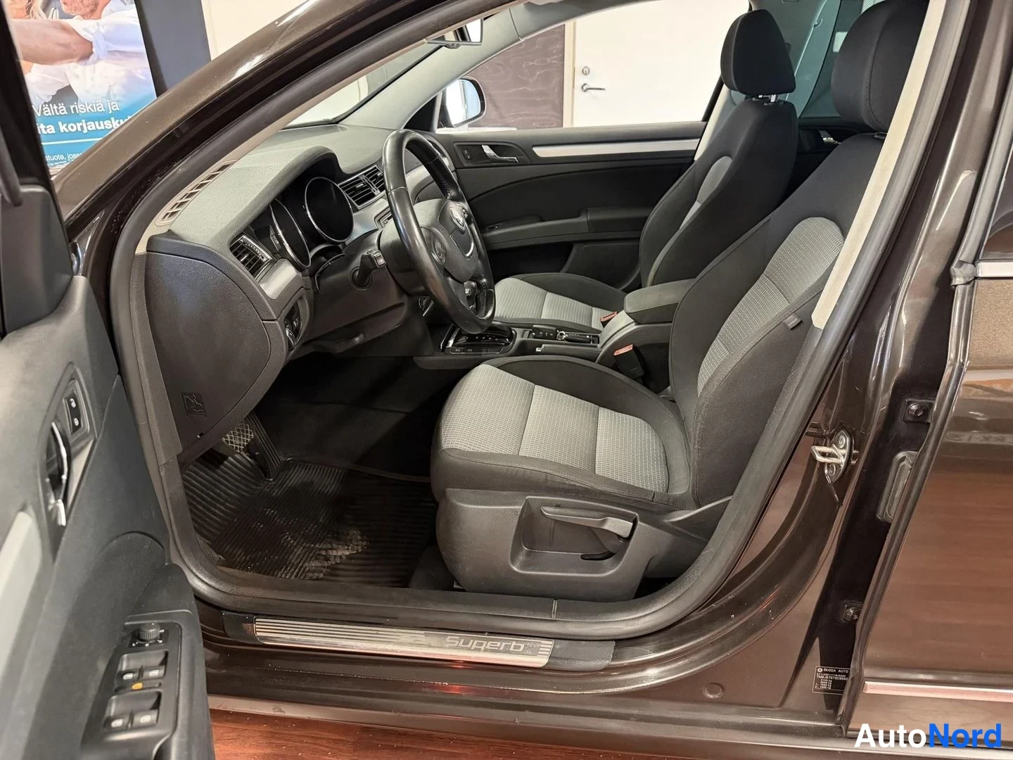 Brun Skoda Superb 2012, förarplats, bild 12