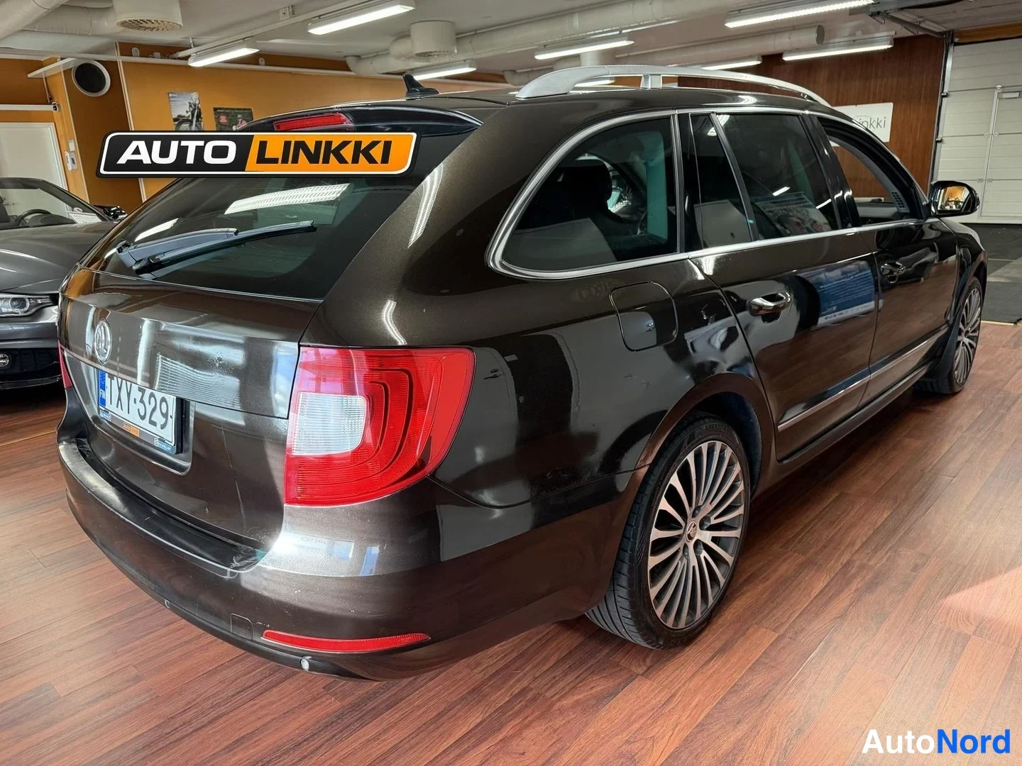 Brun Skoda Superb 2012, snett bakifrån, bild 7