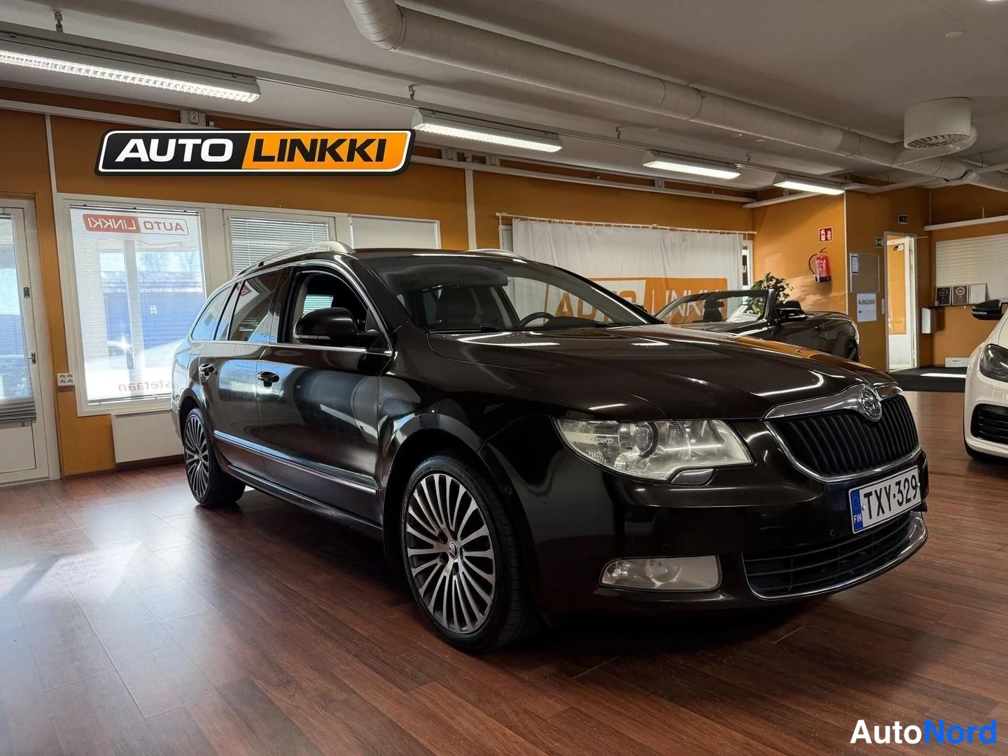 Brun Skoda Superb 2012, snett framifrån, fronten åt höger, bild 3