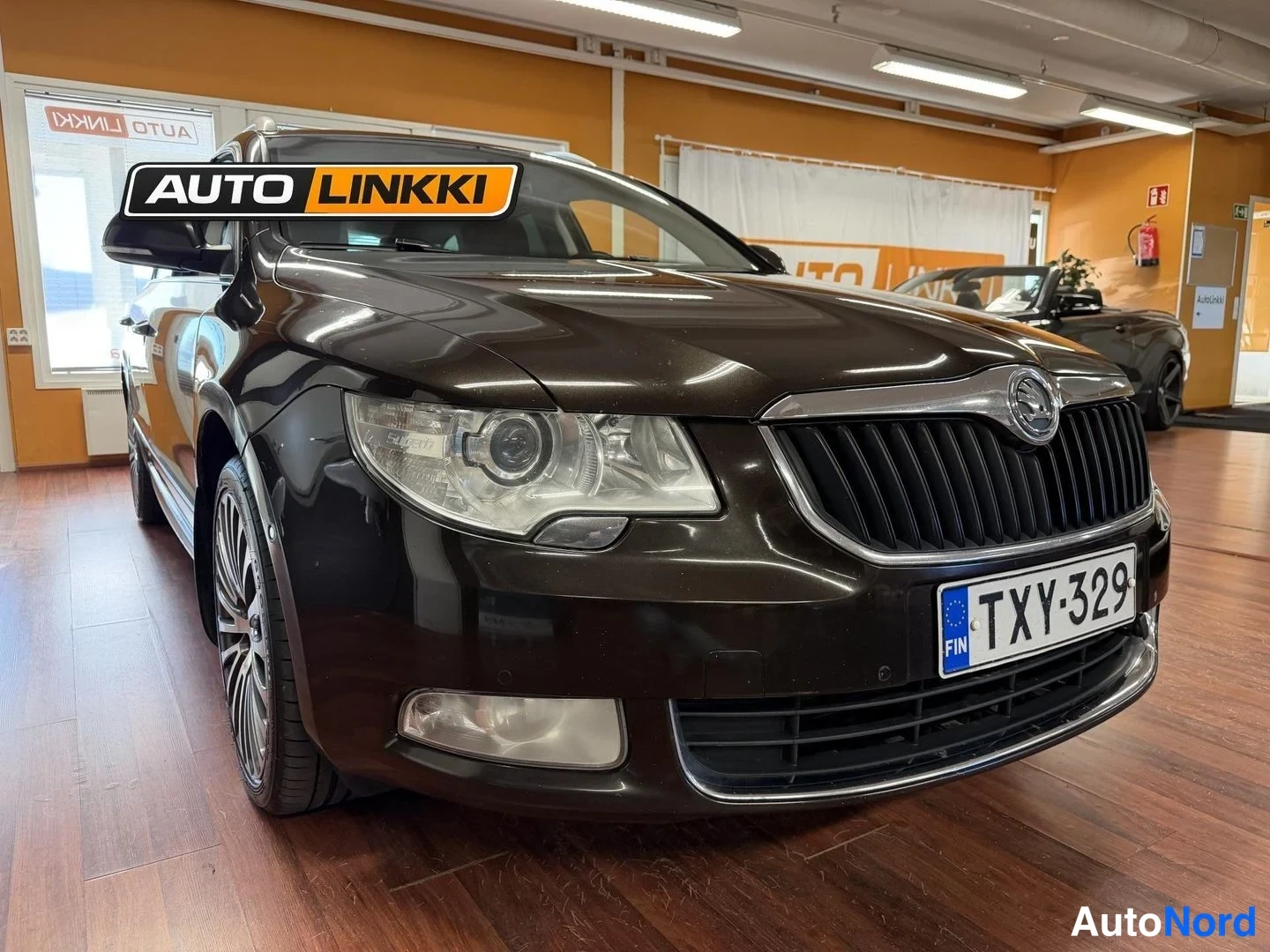 Brun Skoda Superb 2012, snett framifrån, fronten åt höger, bild 4