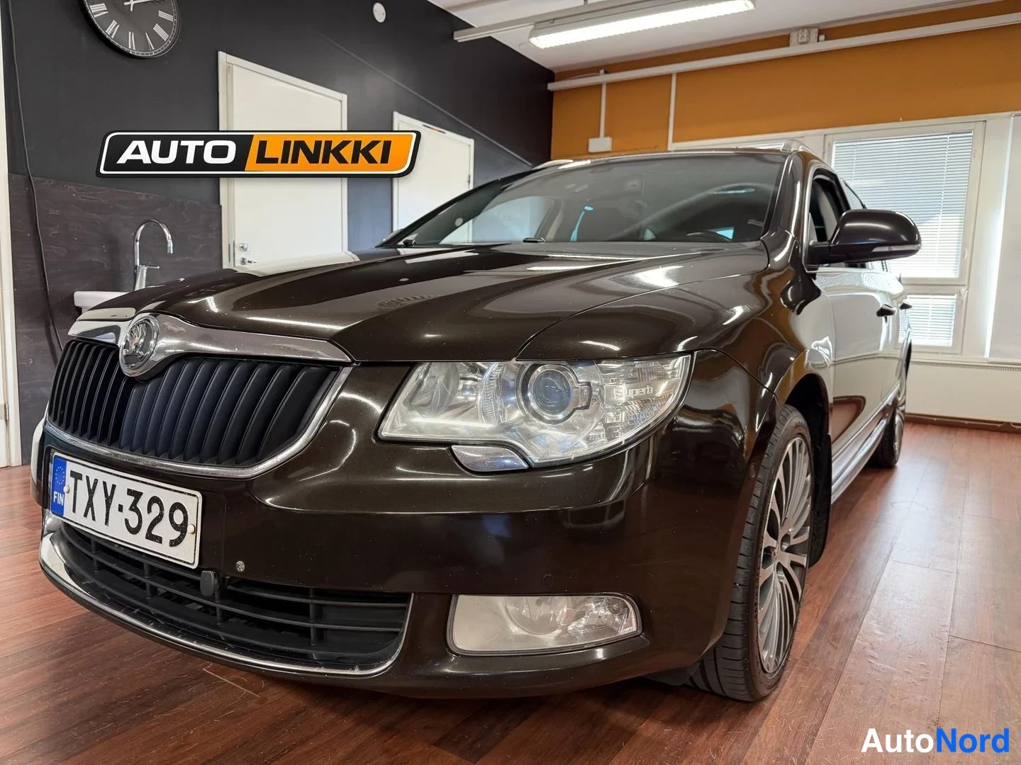 Brun Skoda Superb 2012, snett framifrån, fronten åt vänster, bild 2