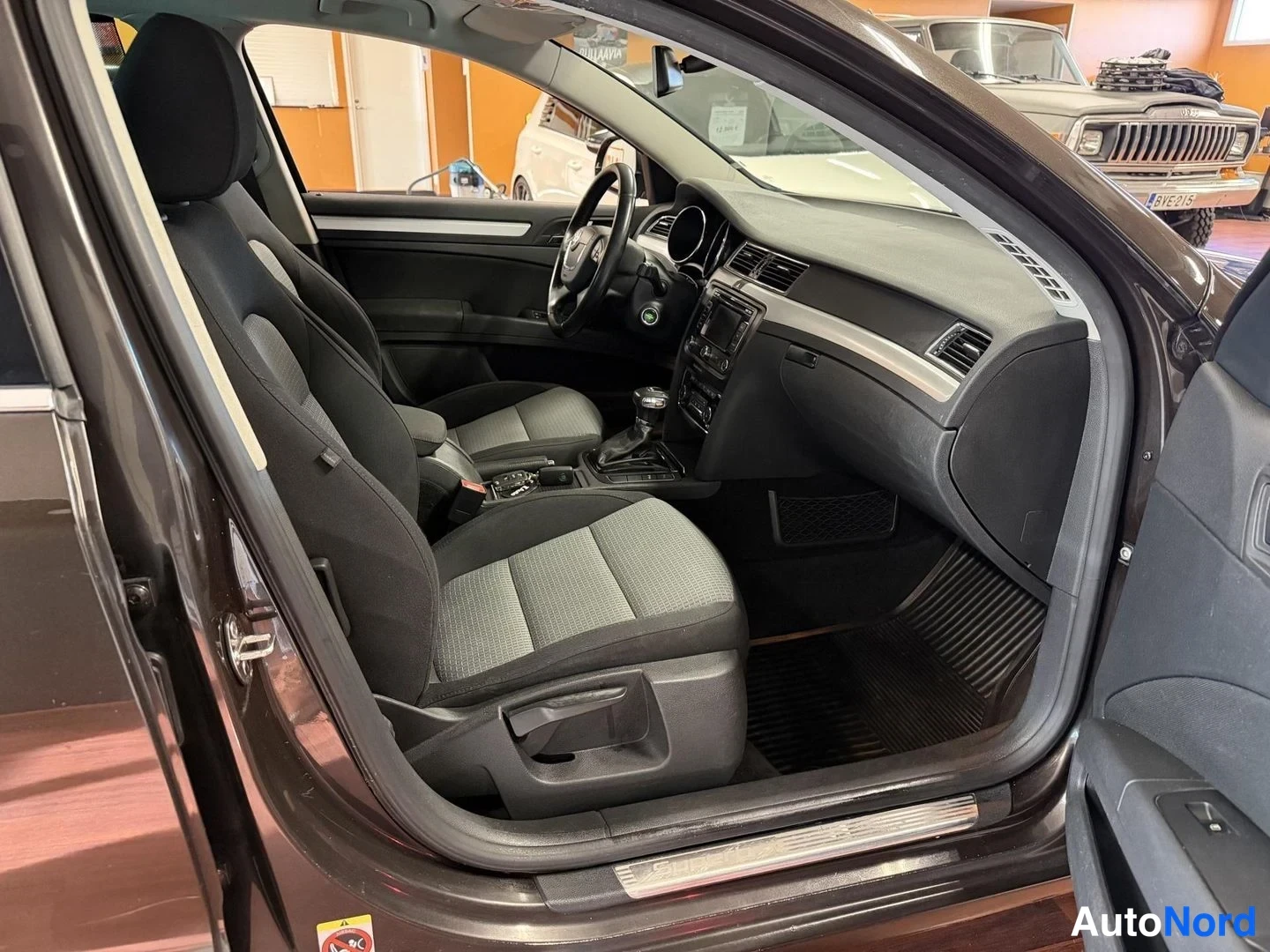 Brun Skoda Superb 2012, förarplats, bild 8