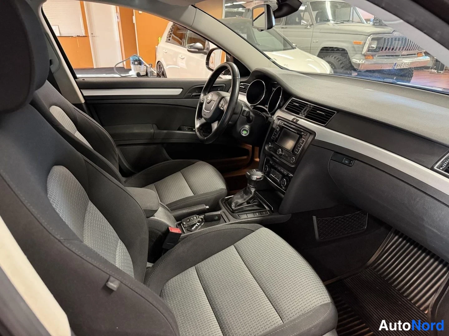 Brun Skoda Superb 2012, förarplats, bild 9