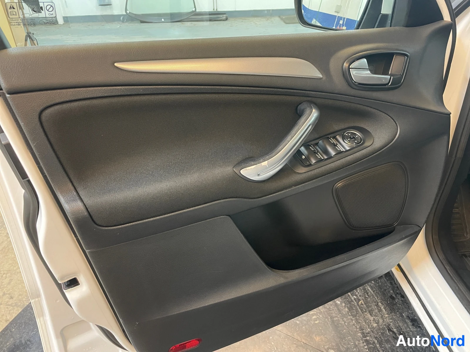 Valkoinen Ford S-Max 2012, yksityiskohta, kuva 18