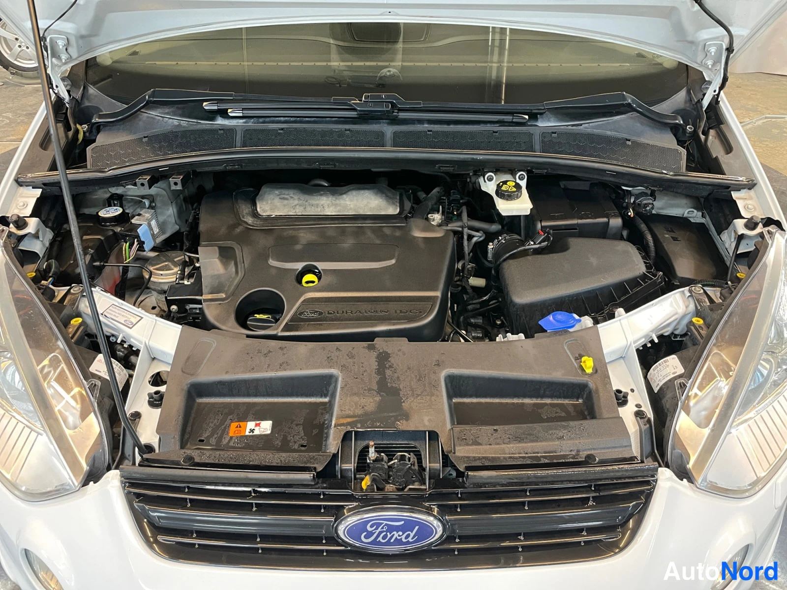 Valkoinen Ford S-Max 2012, moottoritila, kuva 16