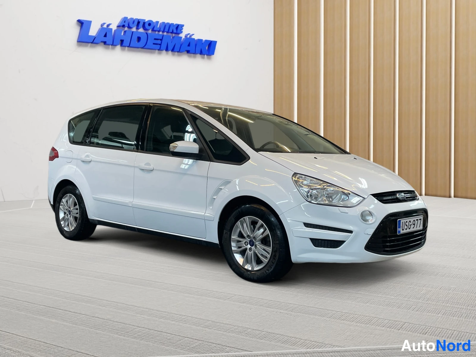 Valkoinen Ford S-Max 2012, etuviisto, keula oikealle, kuva 2