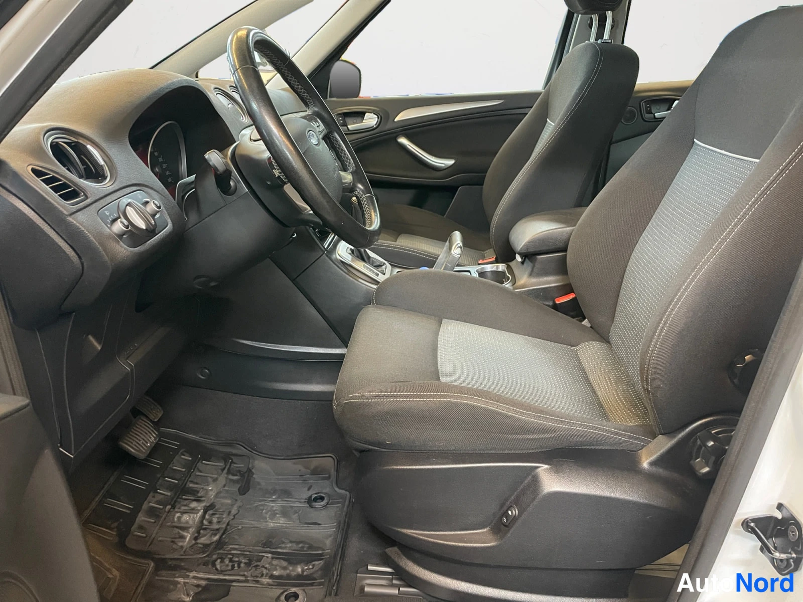 Valkoinen Ford S-Max 2012, ohjaamo, kuva 9
