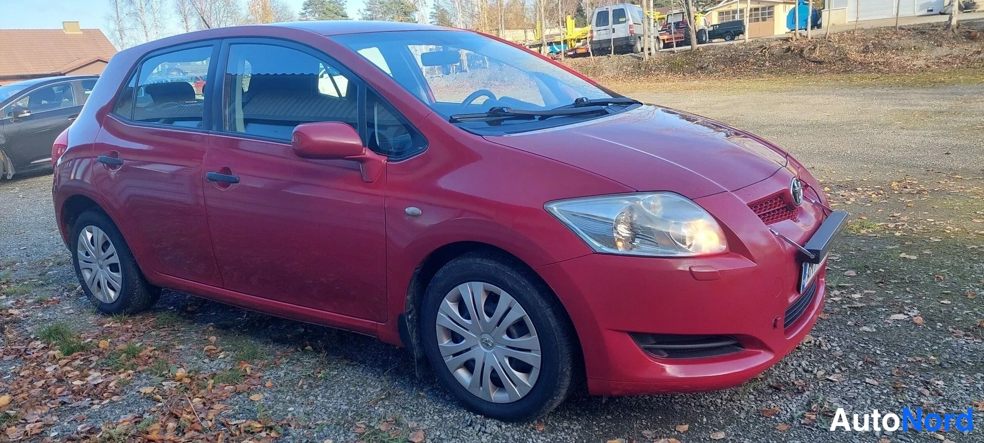 Red Toyota Auris 2008, front three-quarter, nose to the right, photo 2