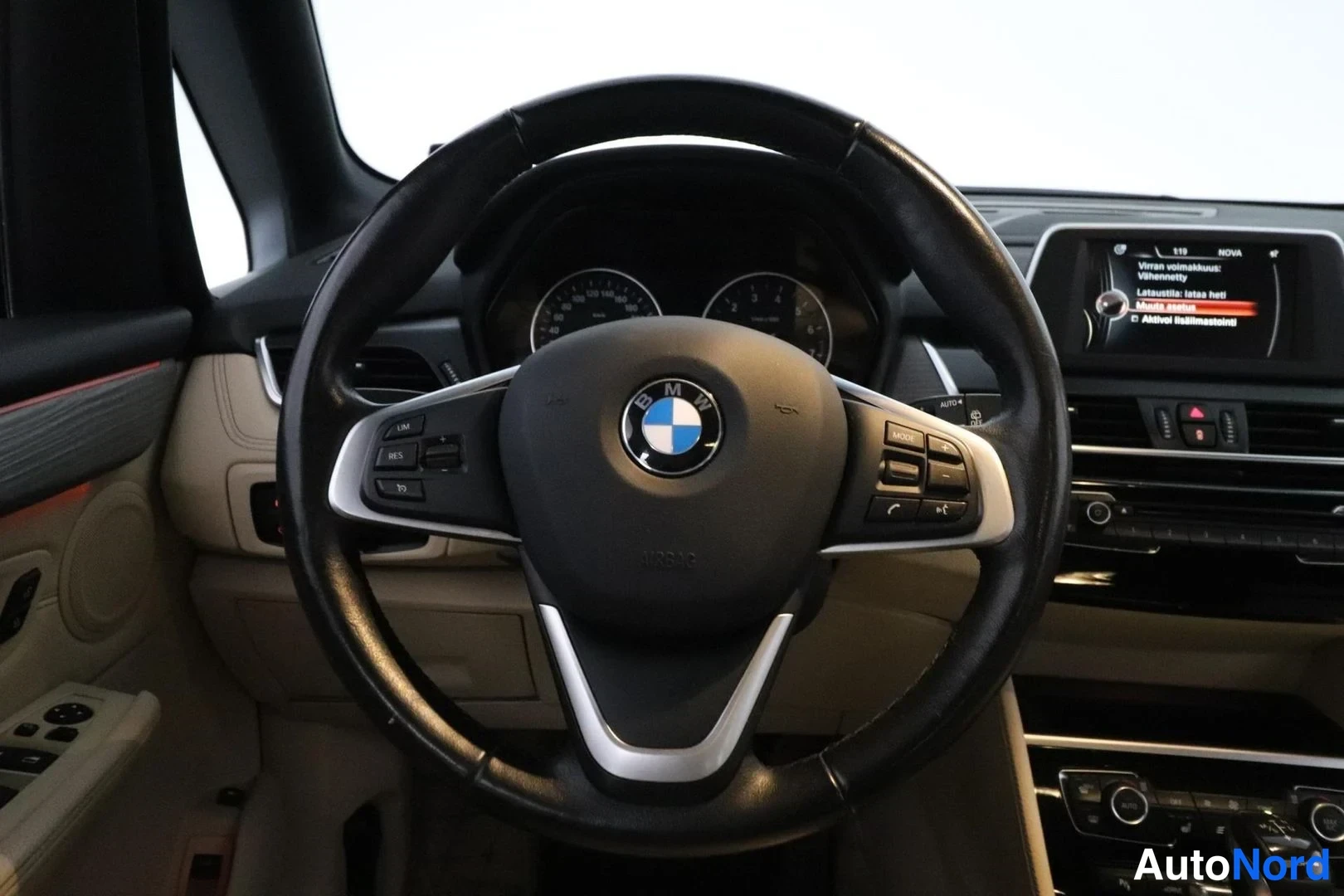Hopea BMW 225 F45 2016, ohjaamo, kuva 9