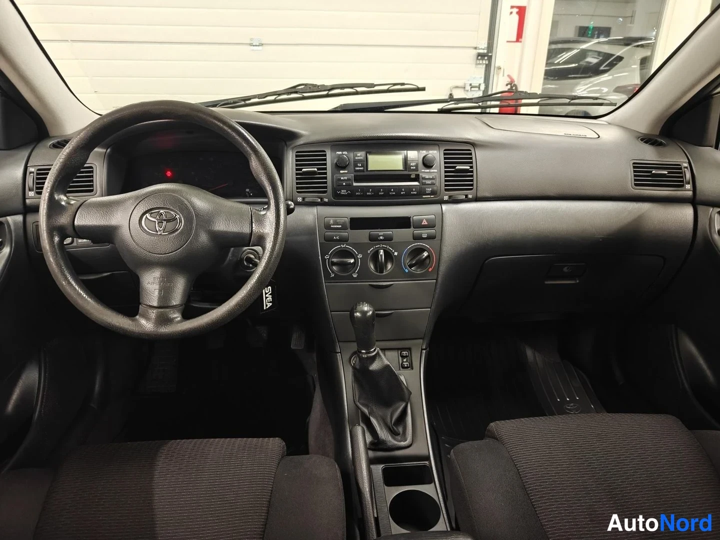 Hopea Toyota Corolla 2006, ohjaamo, kuva 6