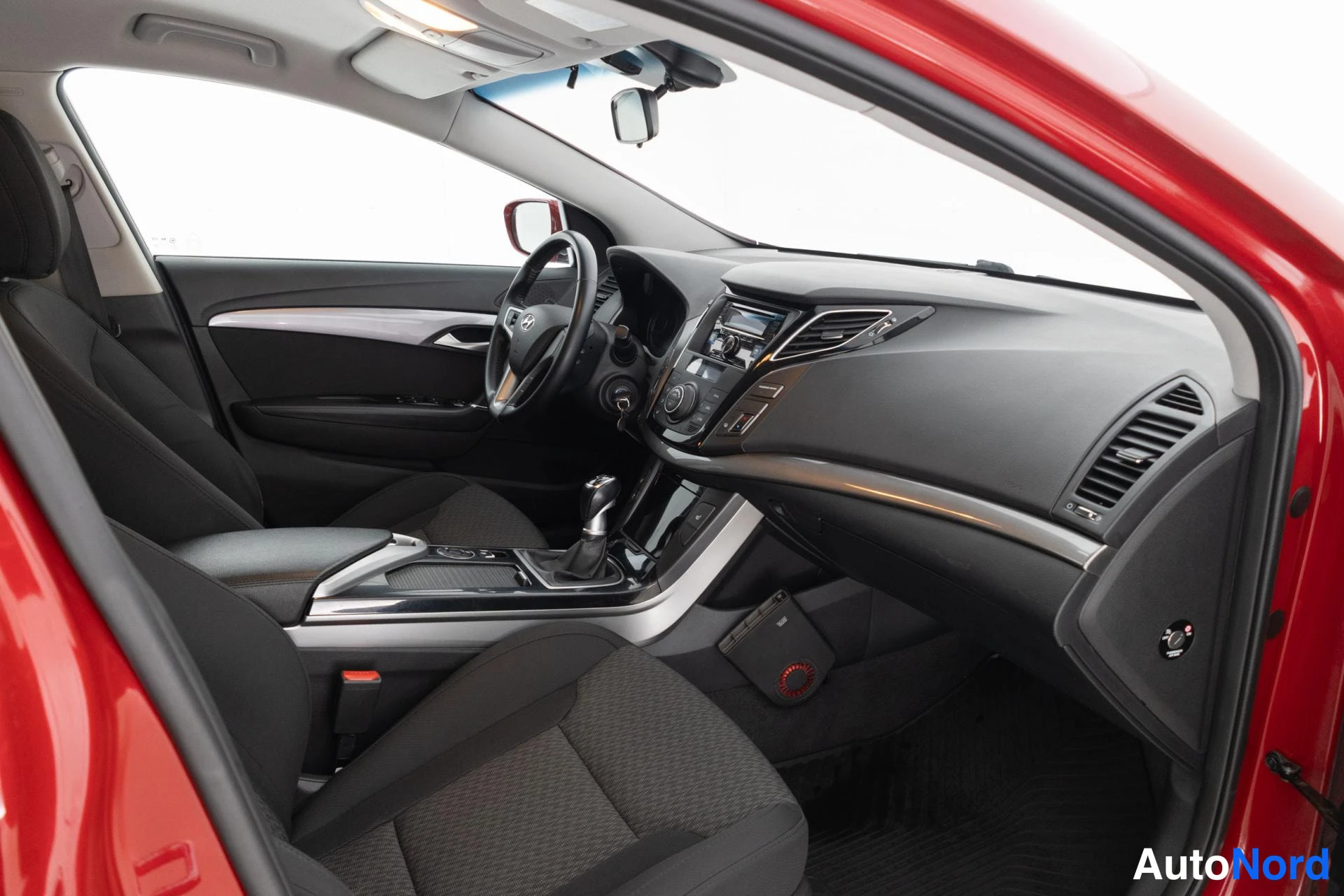 Punainen Hyundai i40 2013, ohjaamo, kuva 9