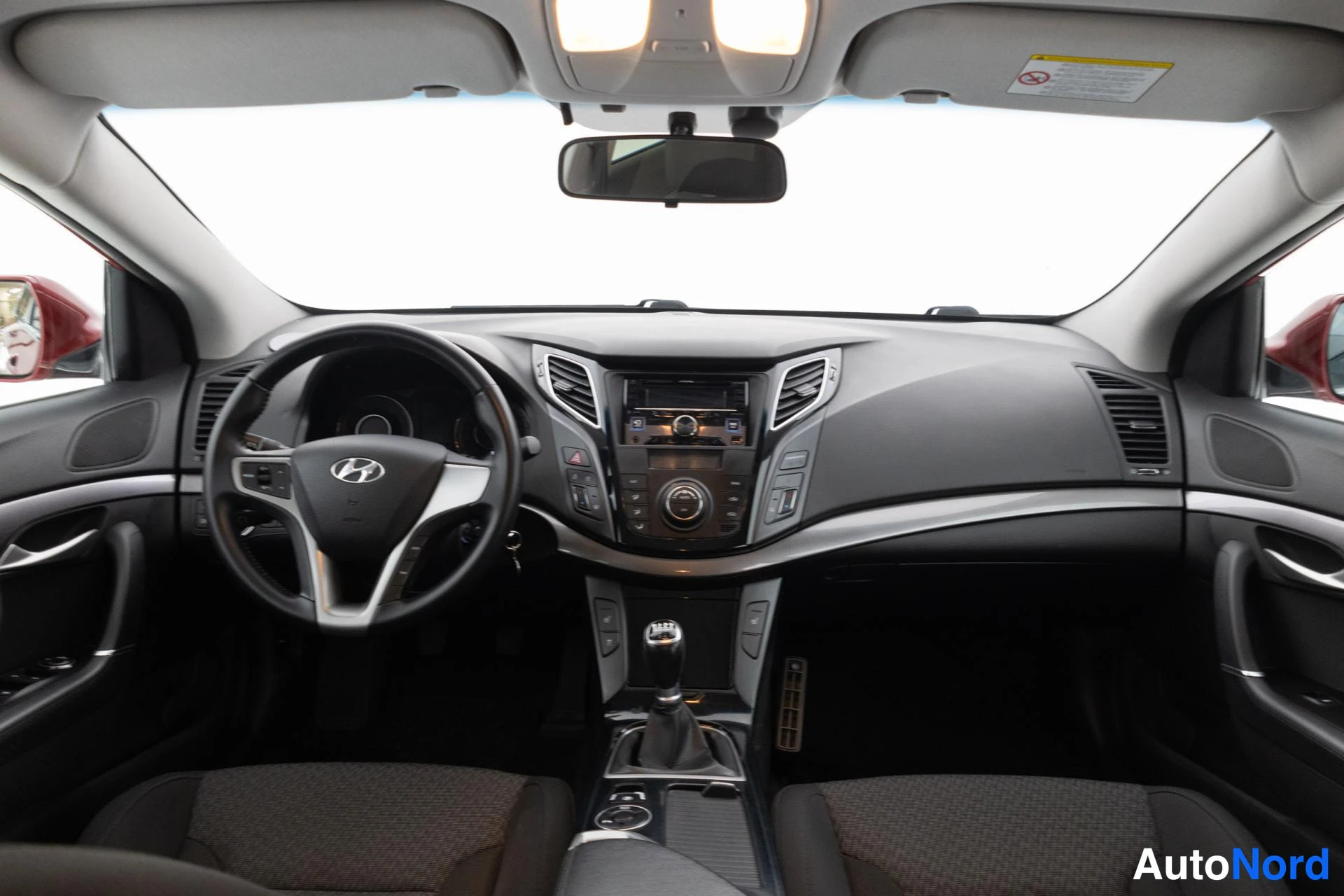 Punainen Hyundai i40 2013, ohjaamo, kuva 10