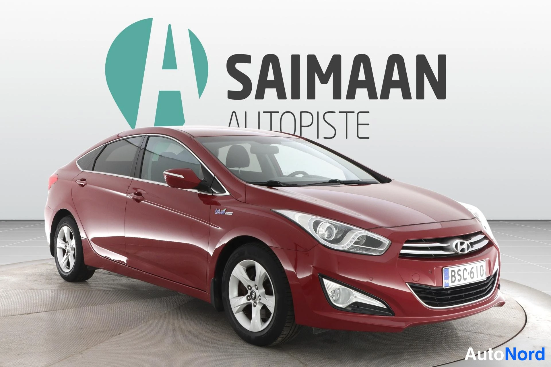 Punainen Hyundai i40 2013, etuviisto, keula oikealle, kuva 2