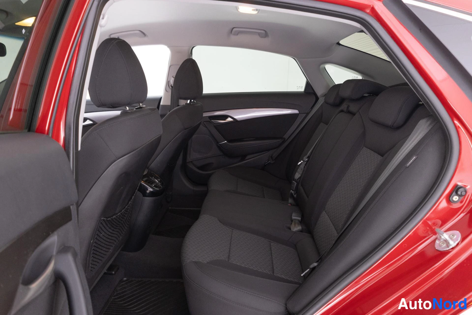Punainen Hyundai i40 2013, takaistuimet, kuva 12
