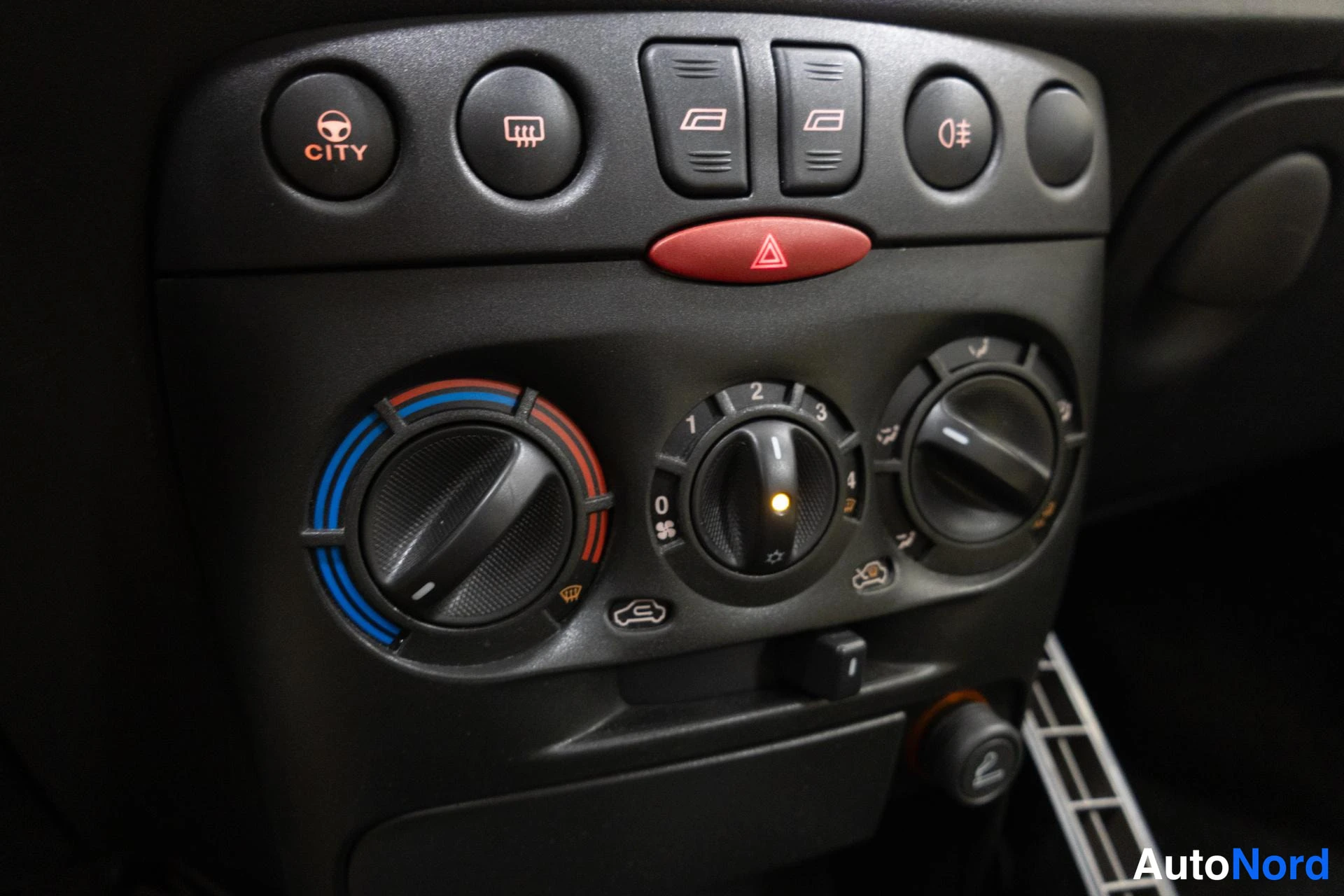 Musta Fiat Punto 2006, yksityiskohta, kuva 11