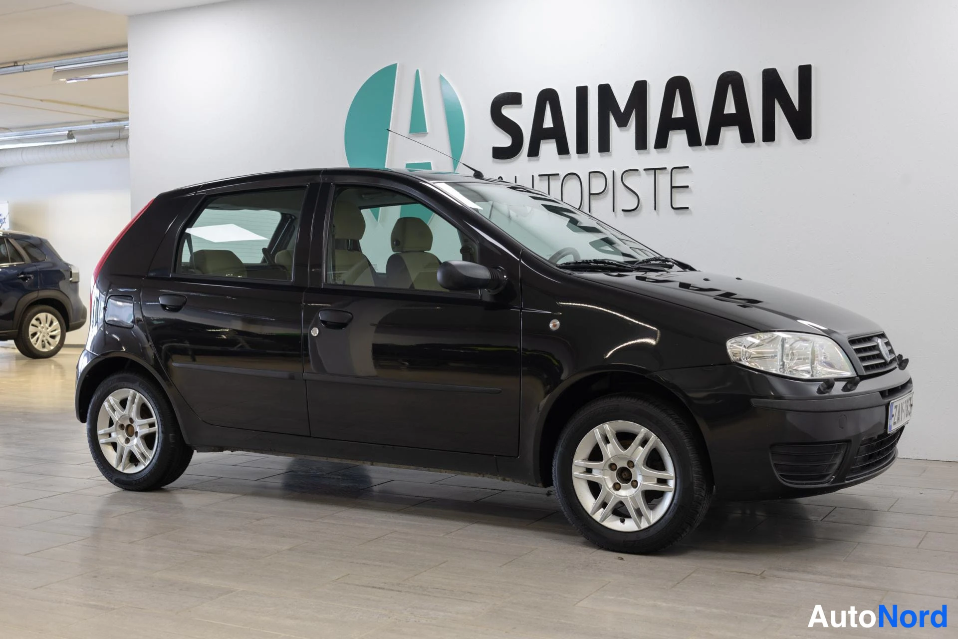 Musta Fiat Punto 2006, etuviisto, keula oikealle, kuva 2