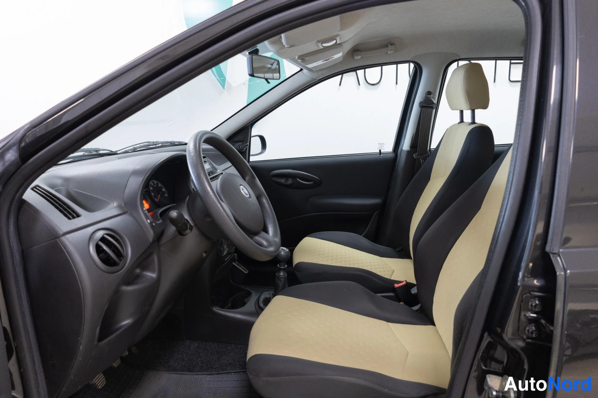 Musta Fiat Punto 2006, ohjaamo, kuva 6