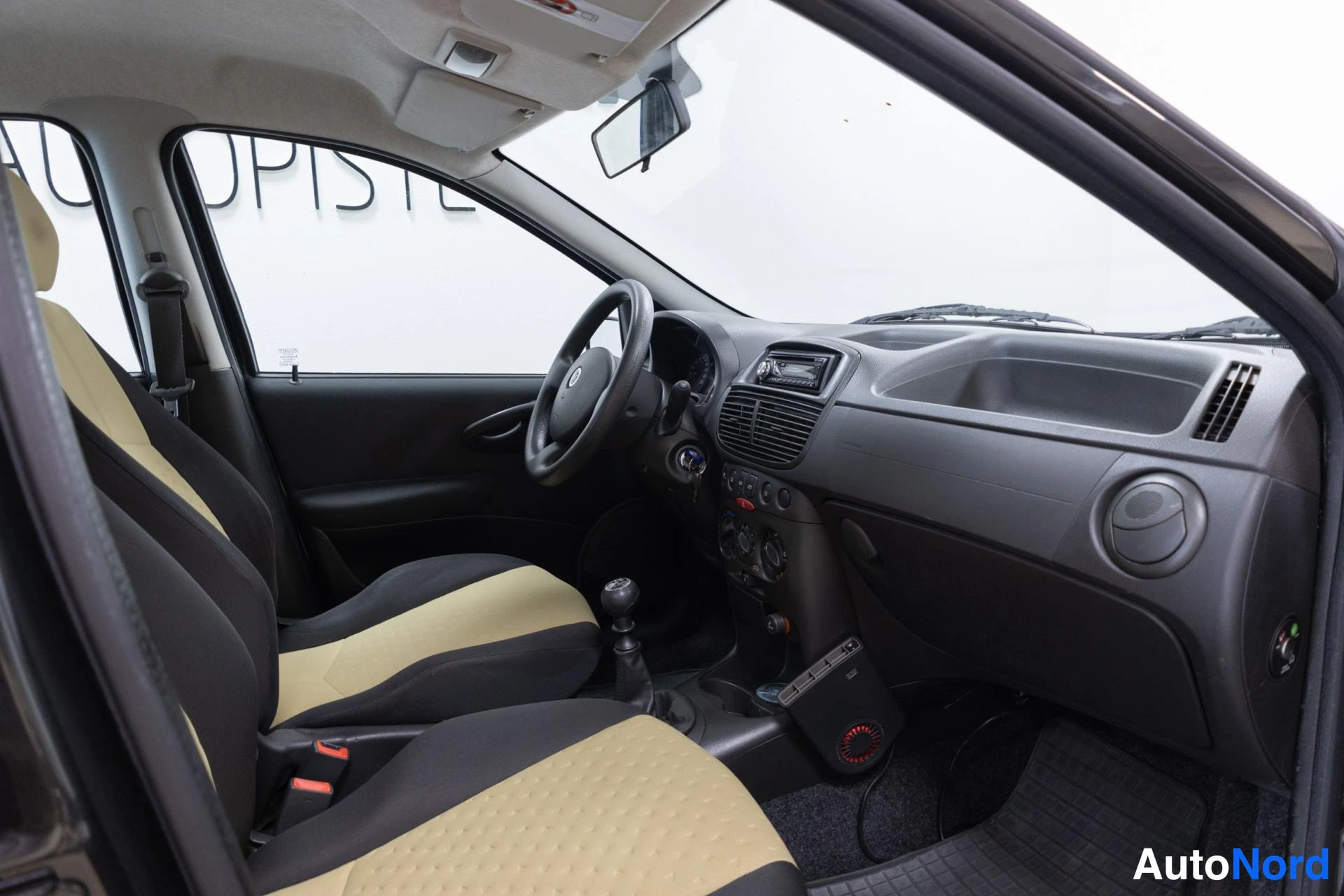 Musta Fiat Punto 2006, ohjaamo, kuva 7