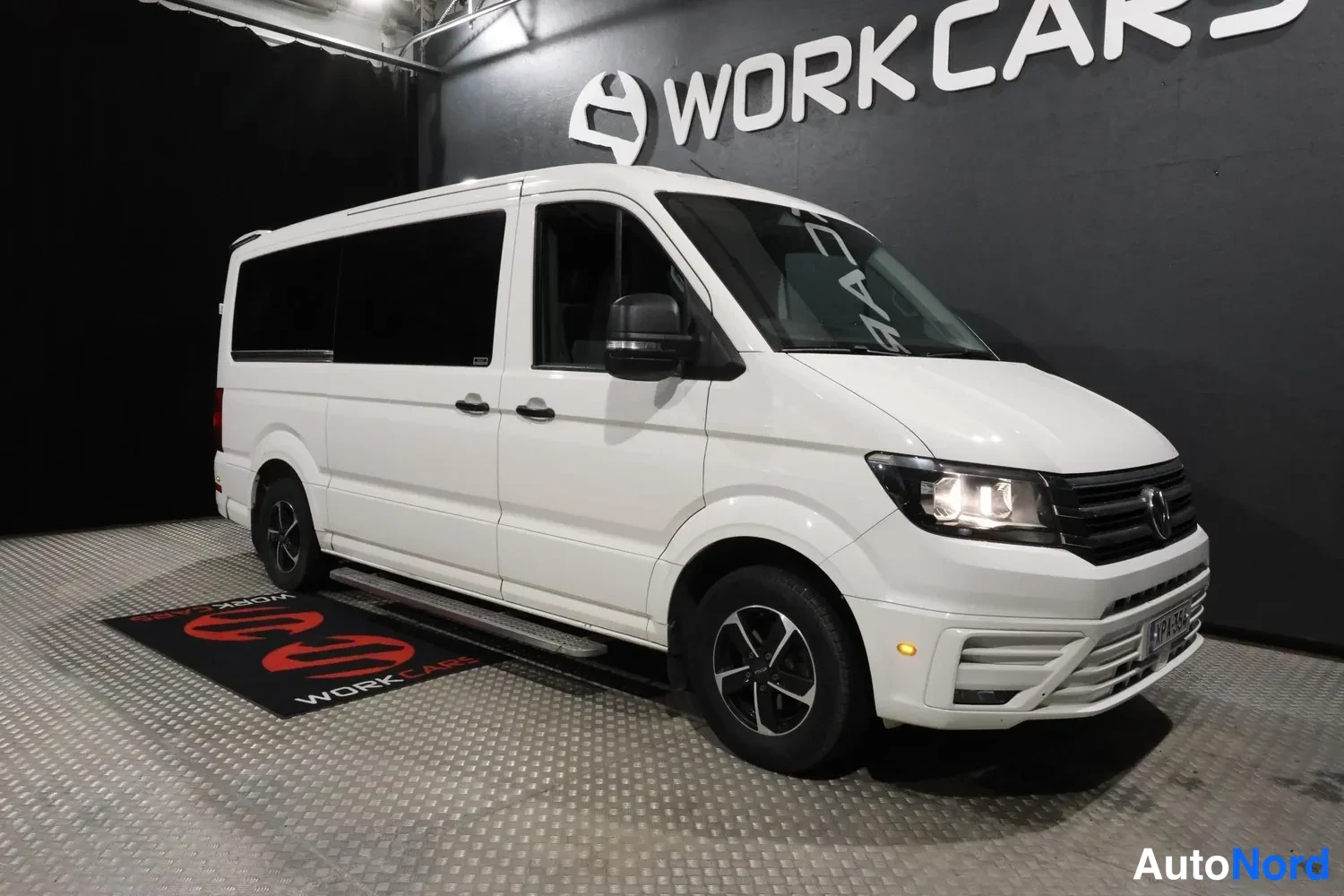 Valkoinen Volkswagen Crafter 2020, etuviisto, keula oikealle, kuva 2