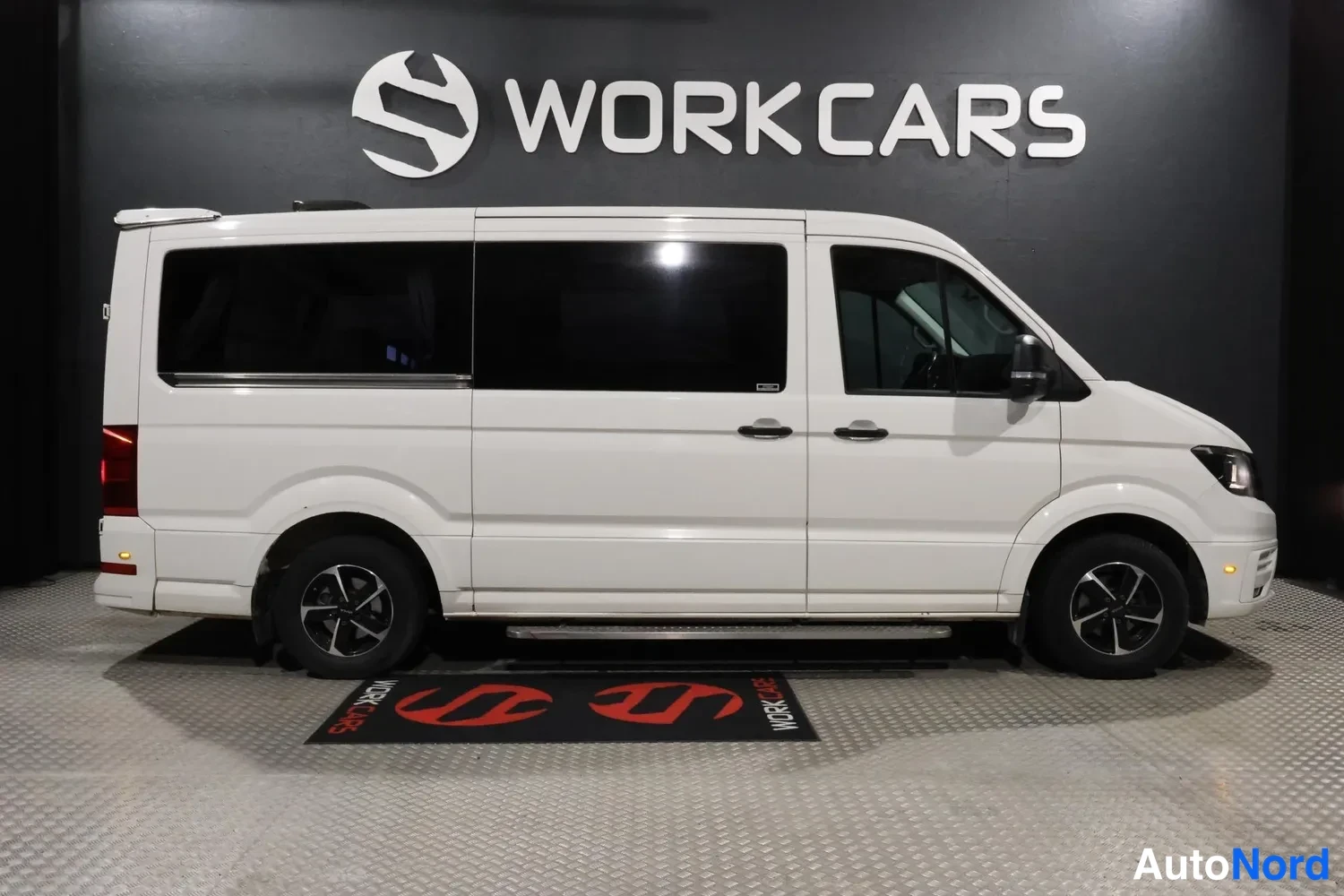 Valkoinen Volkswagen Crafter 2020, sivulta, kuva 4
