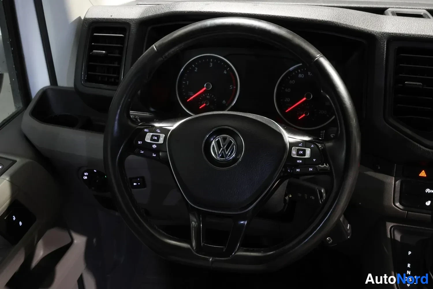 Valkoinen Volkswagen Crafter 2020, yksityiskohta, kuva 17