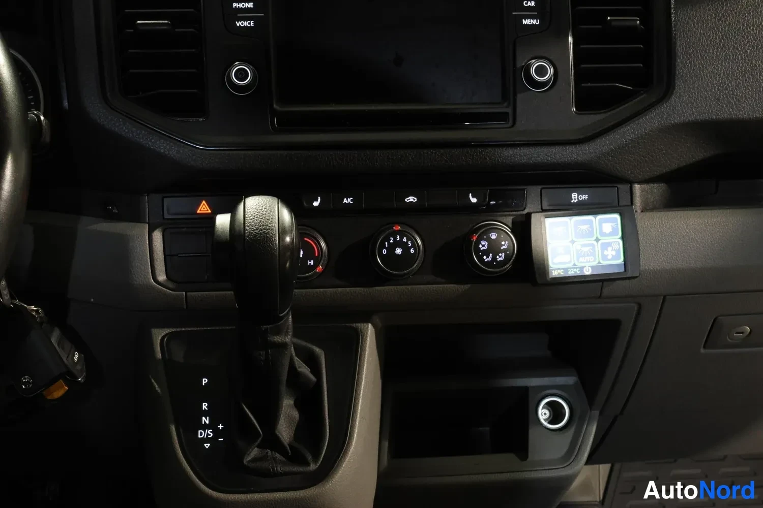Valkoinen Volkswagen Crafter 2020, yksityiskohta, kuva 18