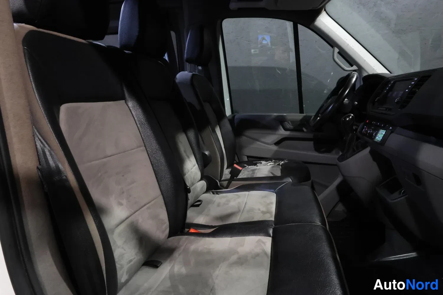 Valkoinen Volkswagen Crafter 2020, etuistuimet, kuva 10