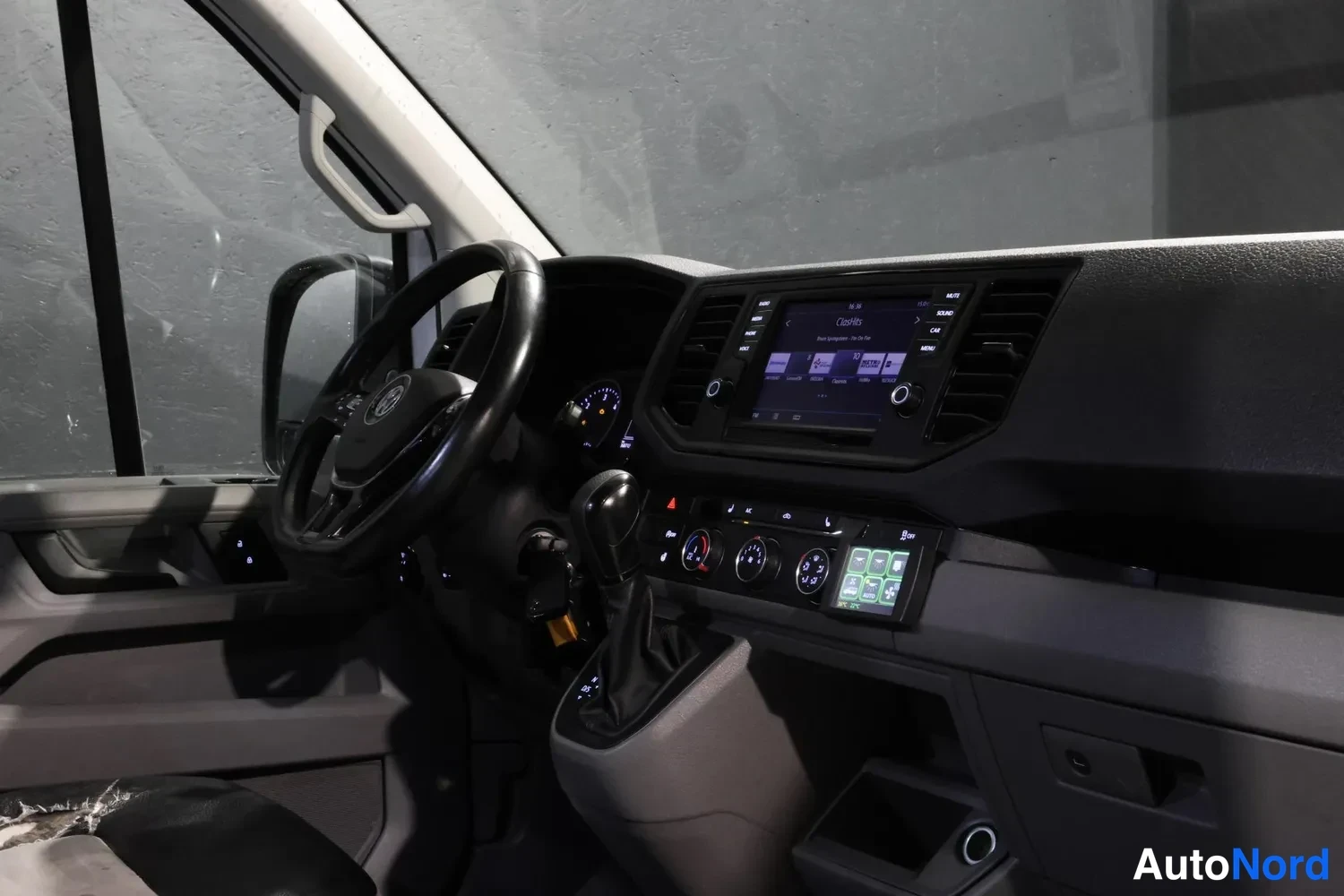 Valkoinen Volkswagen Crafter 2020, ohjaamo, kuva 8