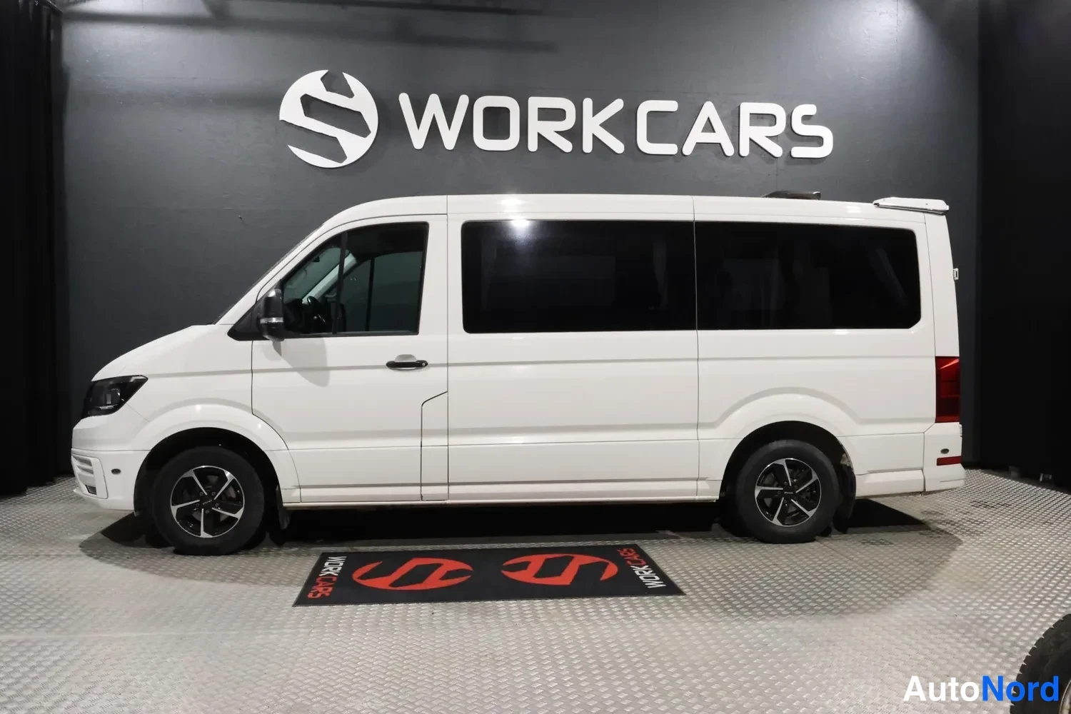 Valkoinen Volkswagen Crafter 2020, sivulta, kuva 3