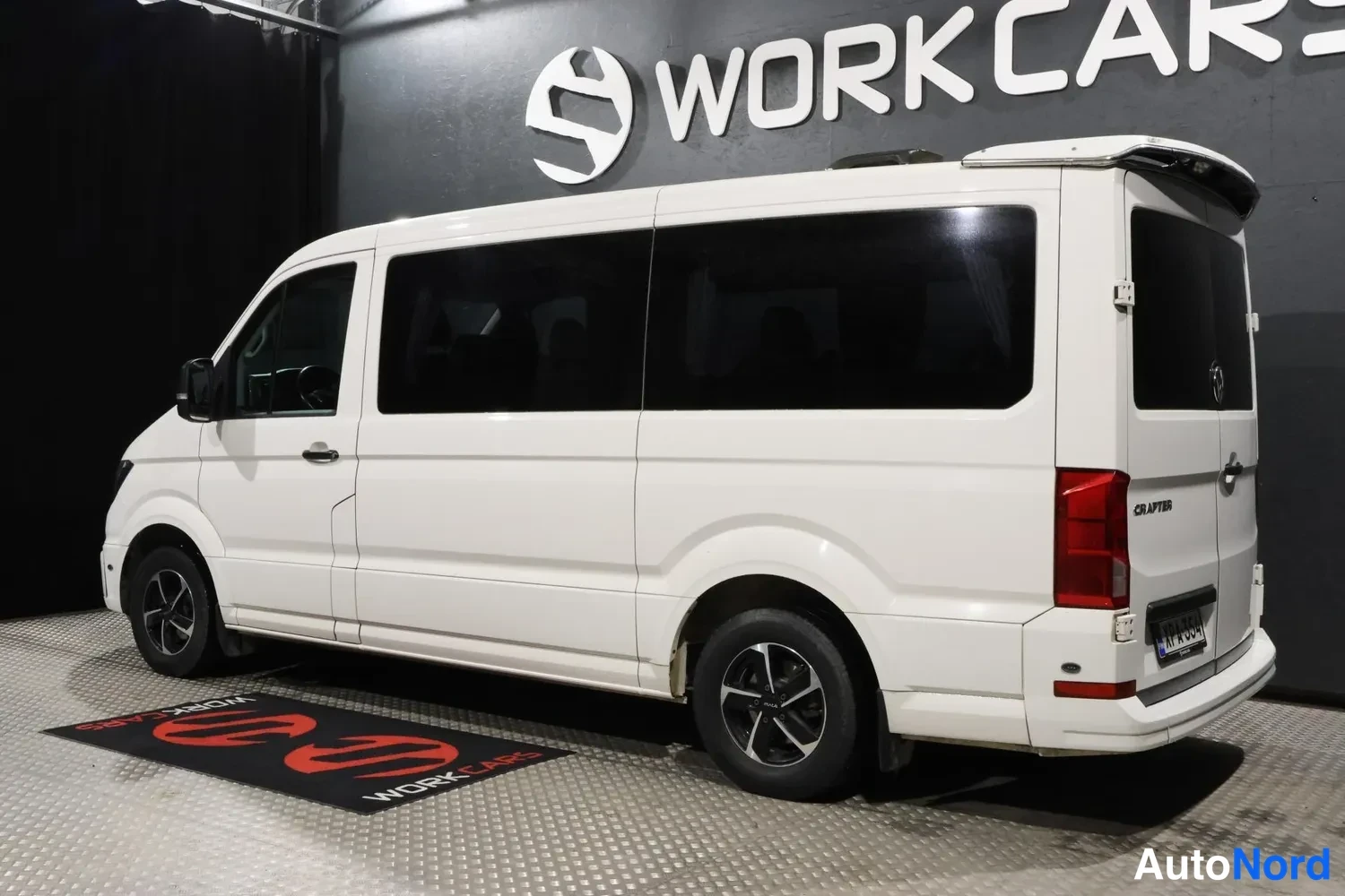 Valkoinen Volkswagen Crafter 2020, takaviisto, kuva 6