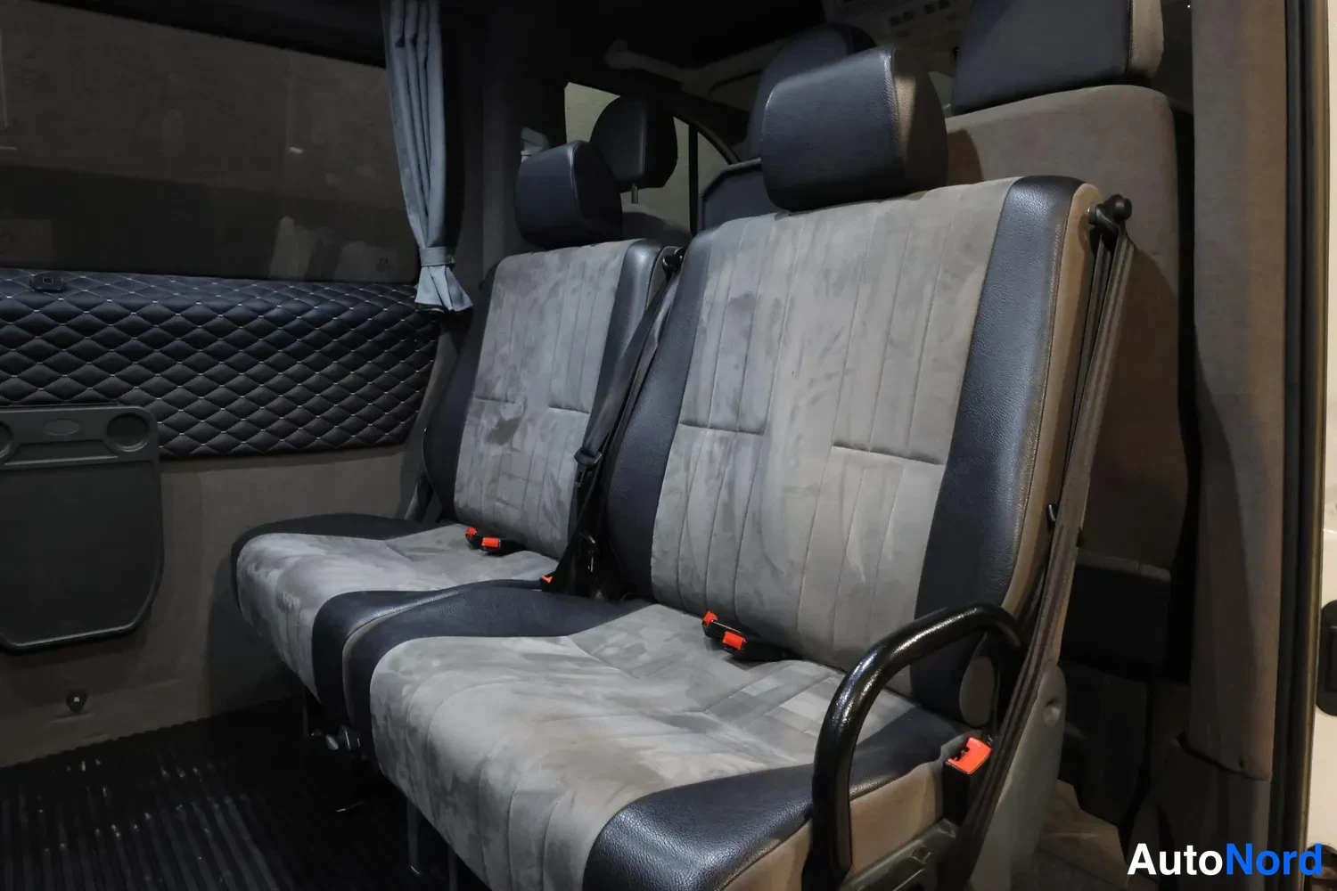 Valkoinen Volkswagen Crafter 2020, takaistuimet, kuva 11