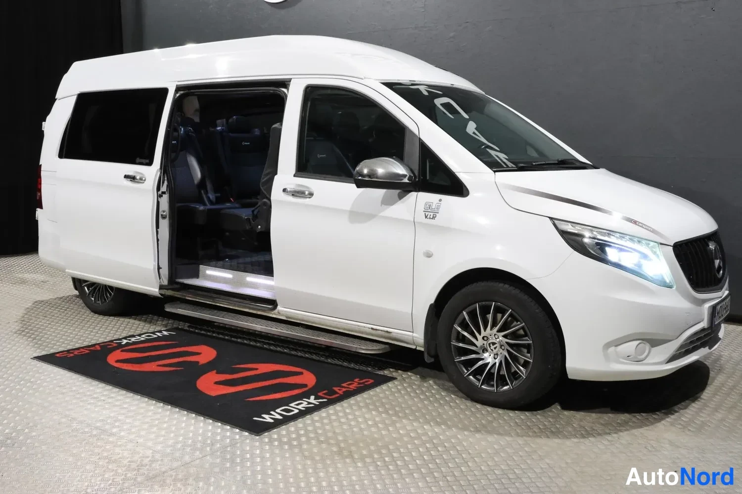 Valkoinen Mercedes-Benz Vito 2021, etuviisto, keula oikealle, kuva 7