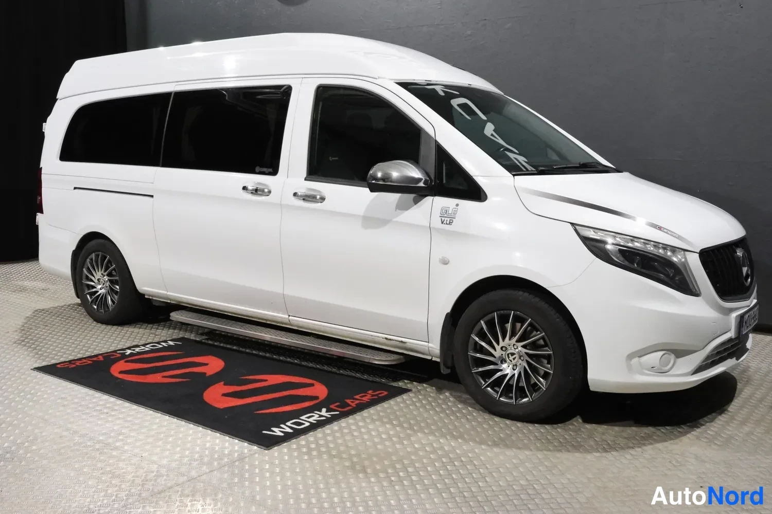 Valkoinen Mercedes-Benz Vito 2021, etuviisto, keula oikealle, kuva 8