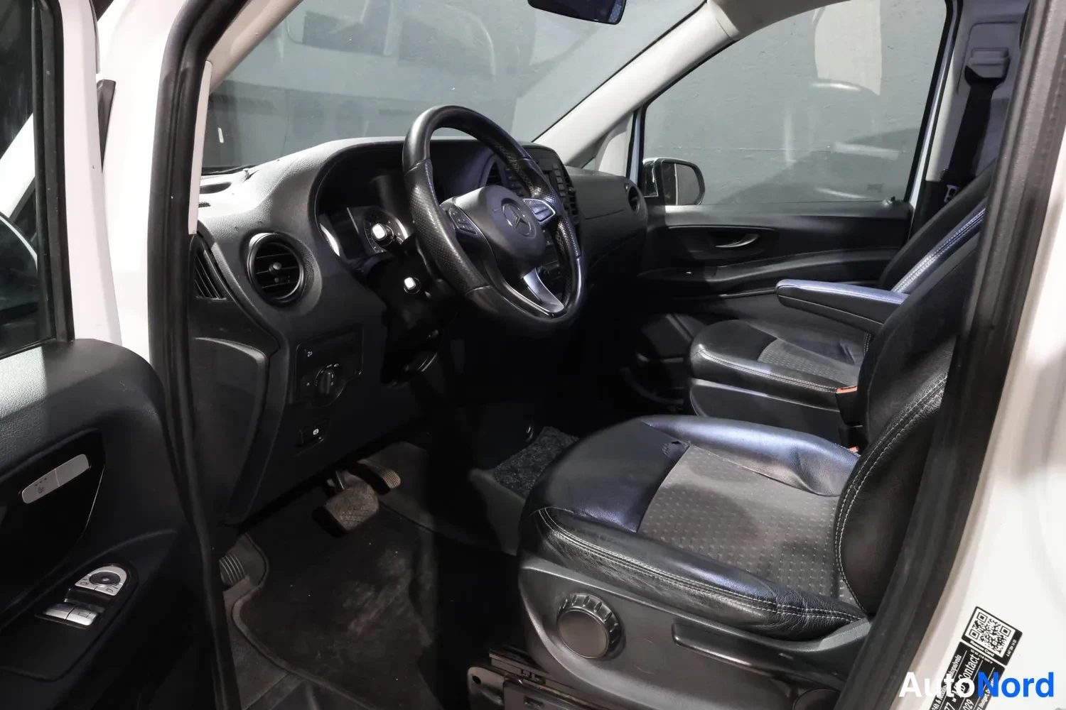Valkoinen Mercedes-Benz Vito 2021, ohjaamo, kuva 15