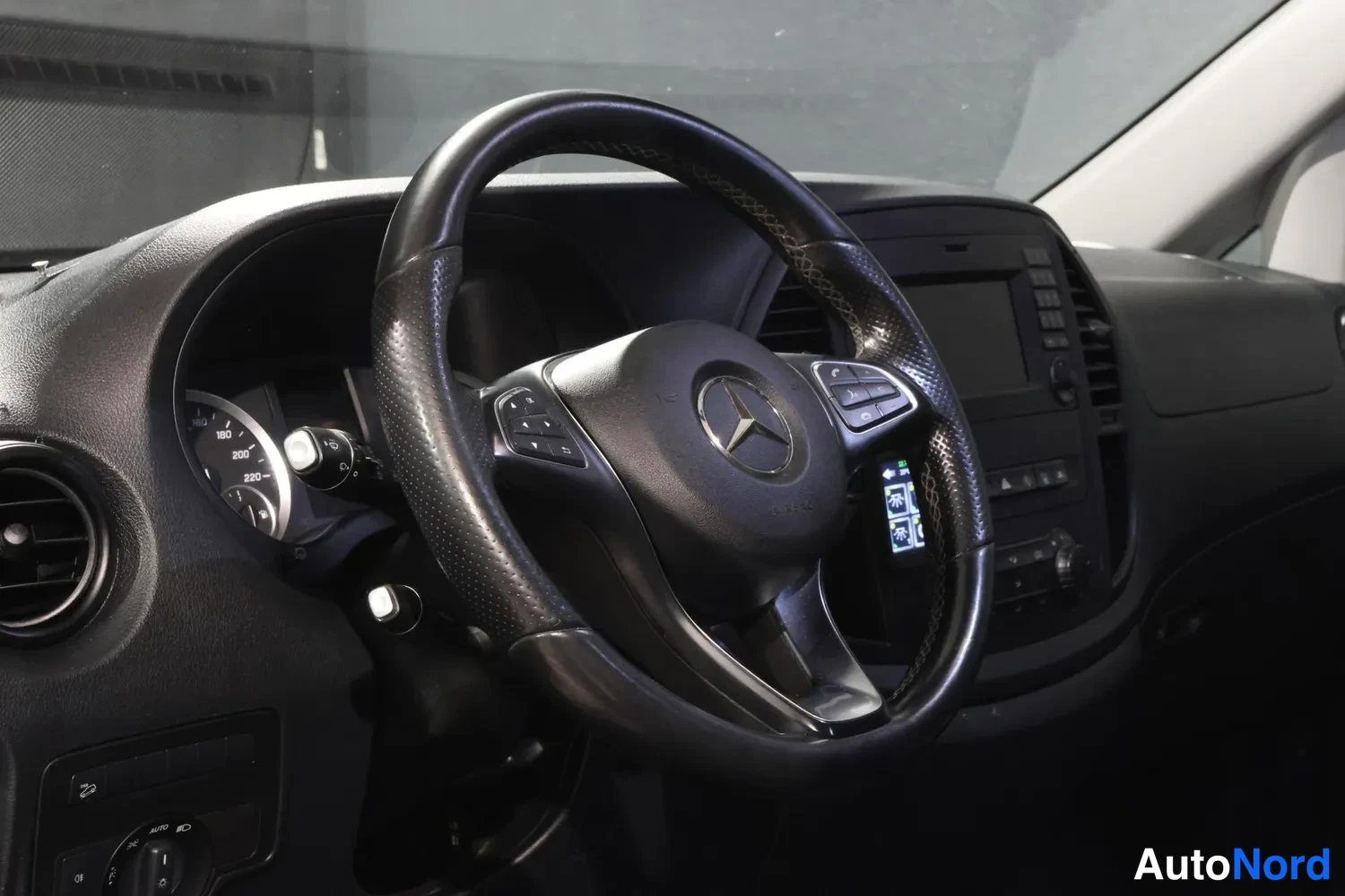 Valkoinen Mercedes-Benz Vito 2021, ohjaamo, kuva 16