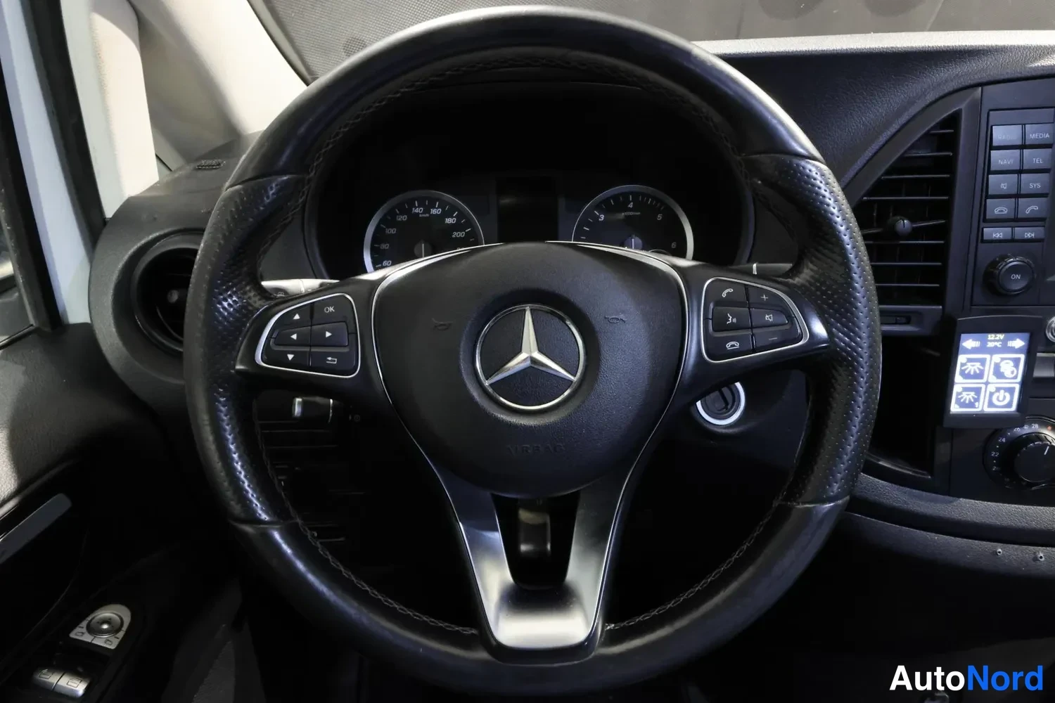 Valkoinen Mercedes-Benz Vito 2021, yksityiskohta, kuva 23