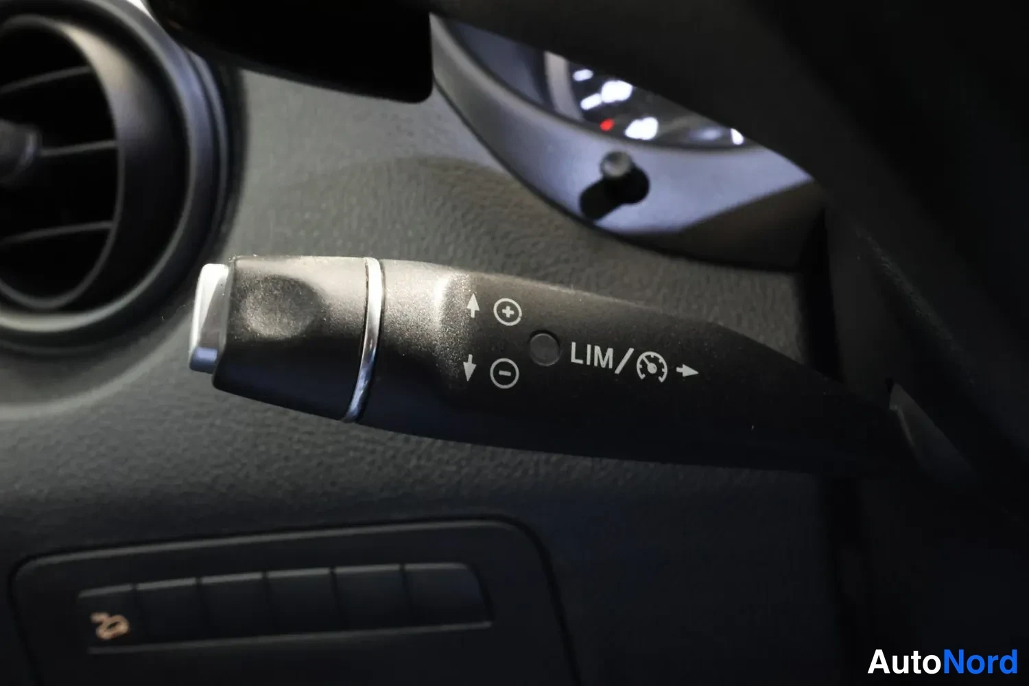 Valkoinen Mercedes-Benz Vito 2021, yksityiskohta, kuva 24
