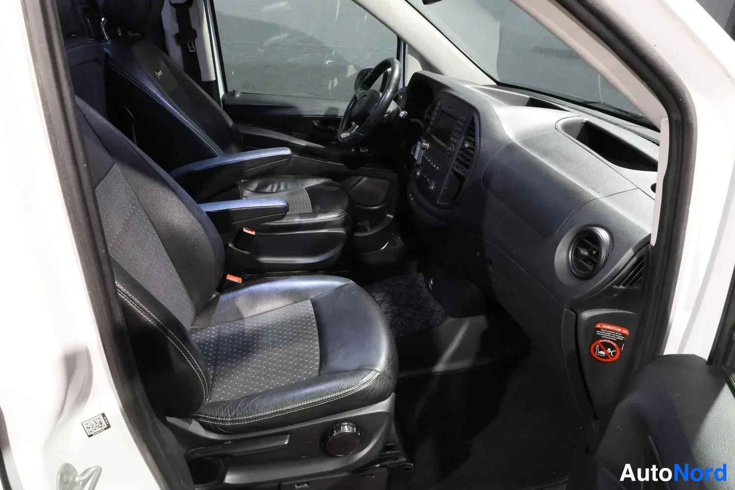 Valkoinen Mercedes-Benz Vito 2021, etuistuimet, kuva 19
