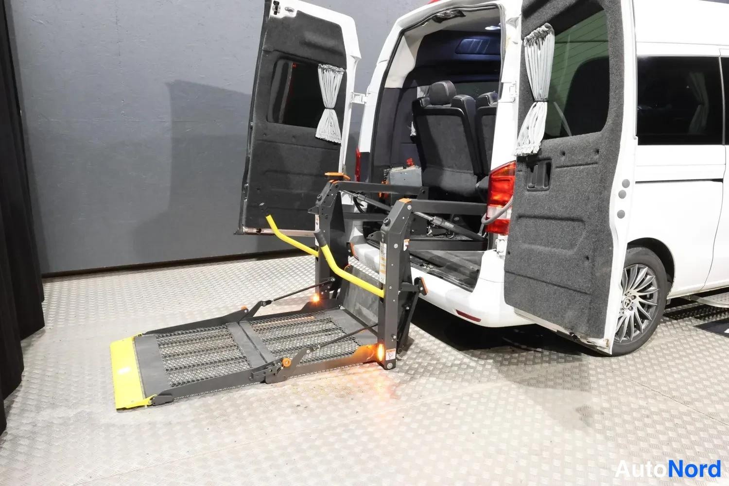 Valkoinen Mercedes-Benz Vito 2021, takaviisto, kuva 10