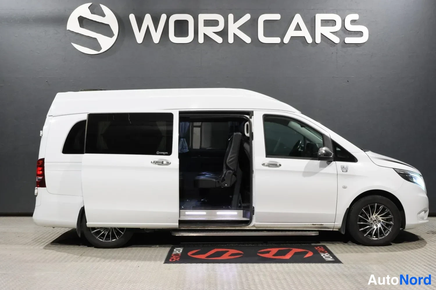 Valkoinen Mercedes-Benz Vito 2021, etuviisto, keula oikealle, kuva 6