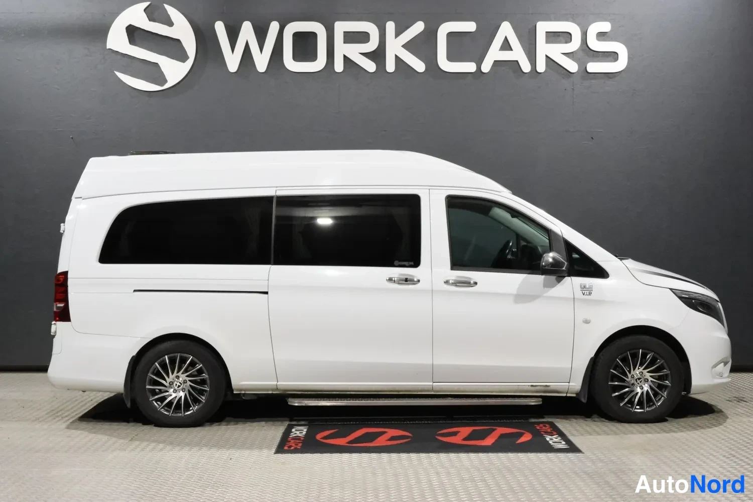 Valkoinen Mercedes-Benz Vito 2021, etuviisto, keula oikealle, kuva 5