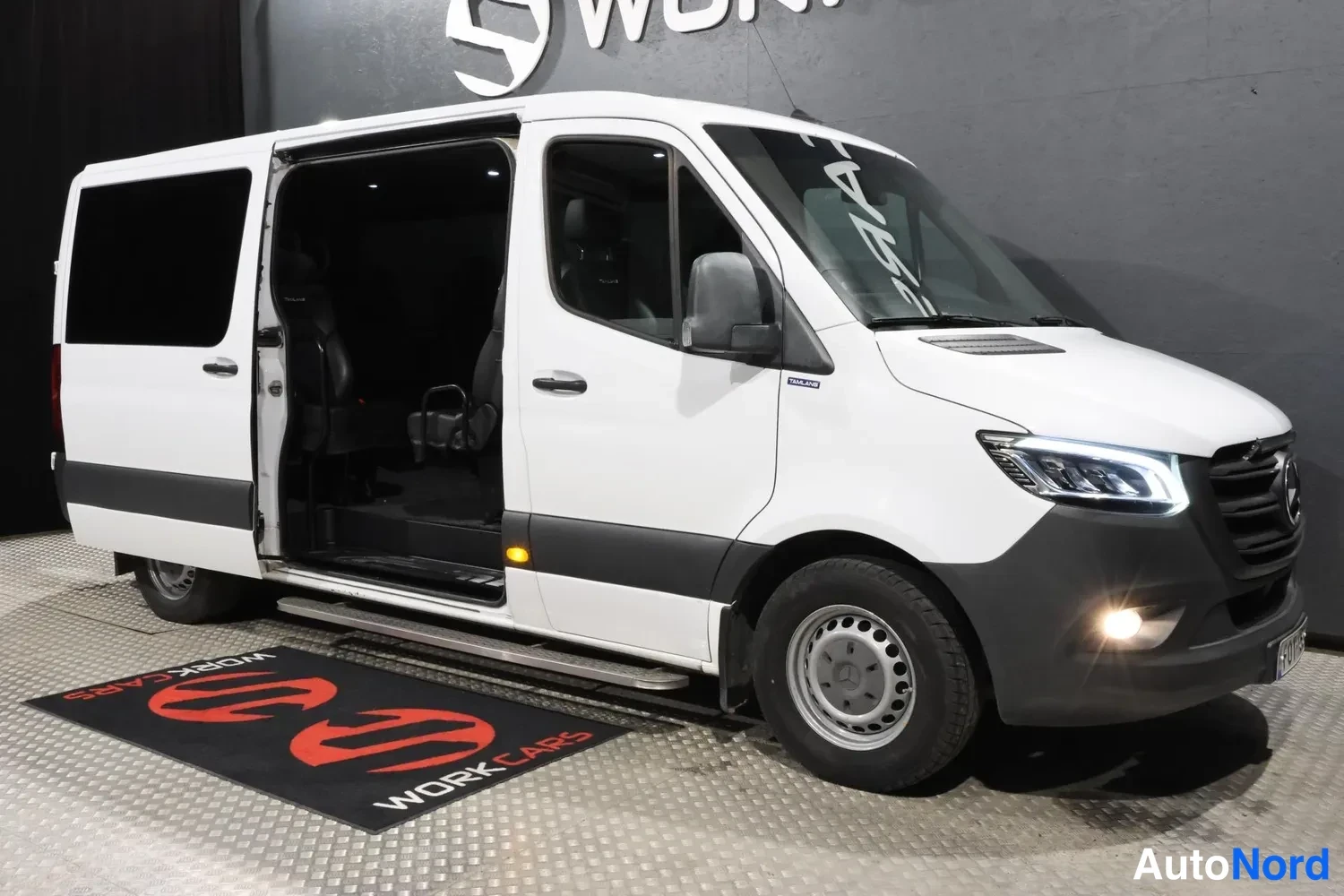 Valkoinen Mercedes-Benz Sprinter 2022, etuviisto, keula oikealle, kuva 5