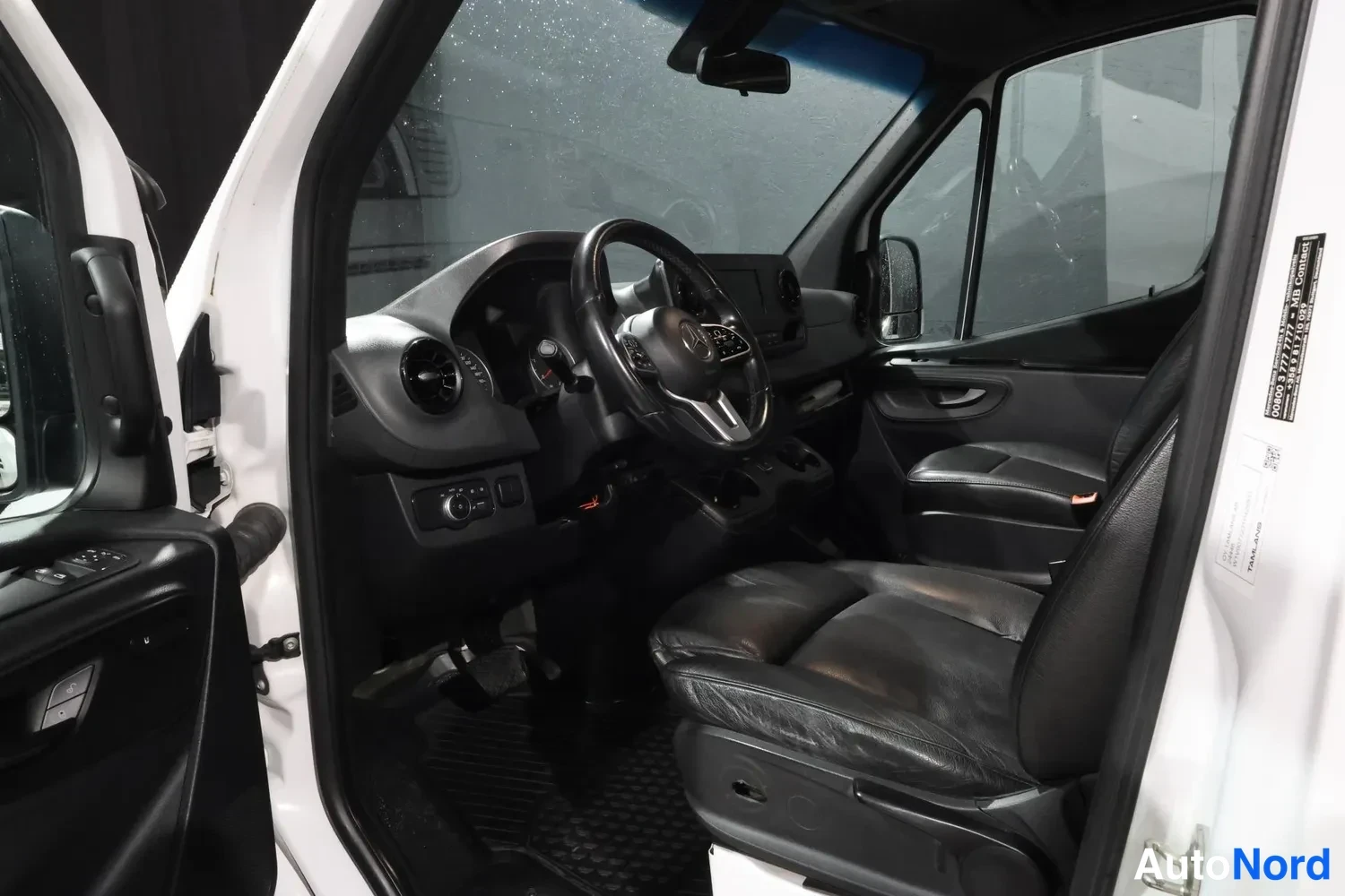Valkoinen Mercedes-Benz Sprinter 2022, ohjaamo, kuva 15