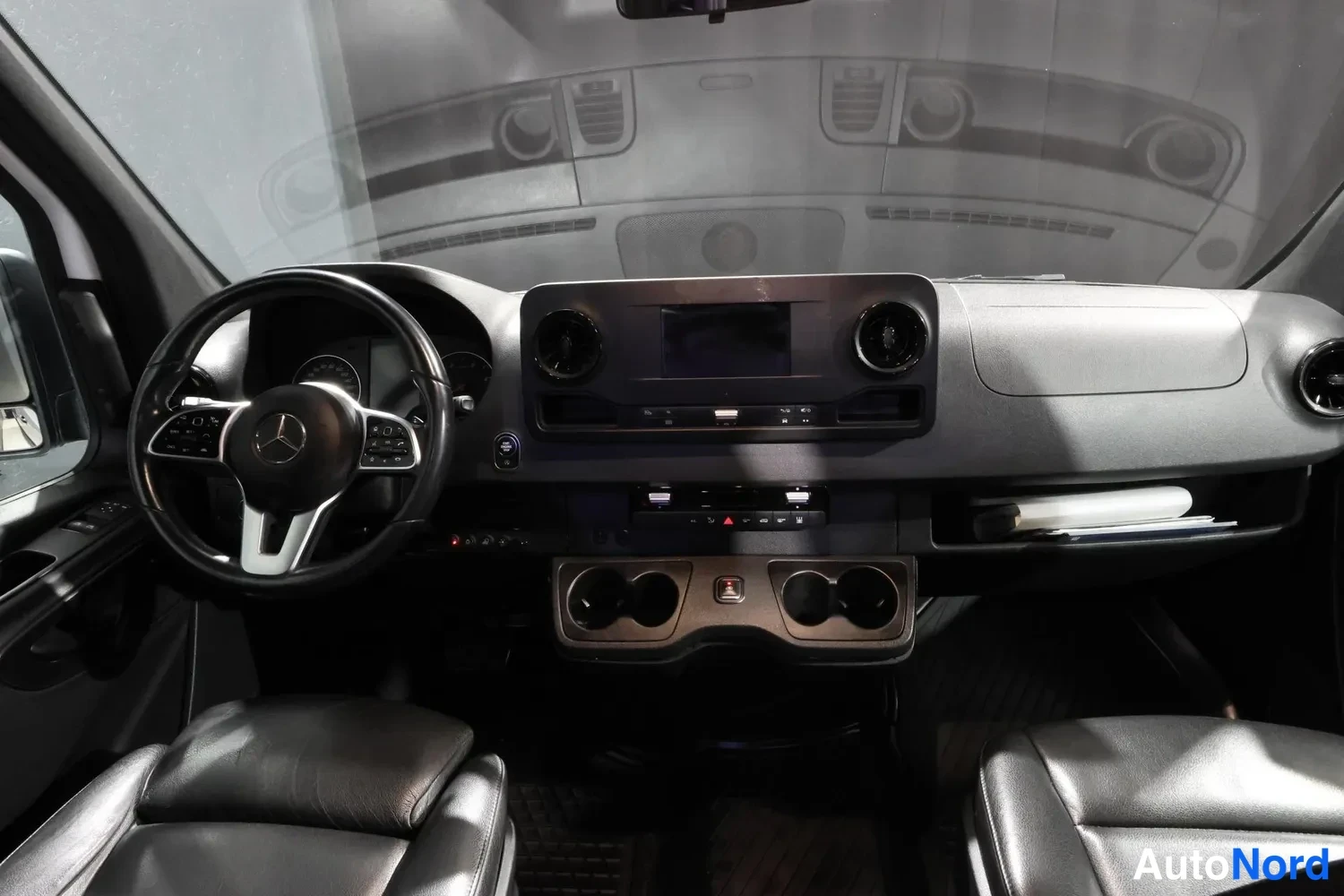 Valkoinen Mercedes-Benz Sprinter 2022, ohjaamo, kuva 16